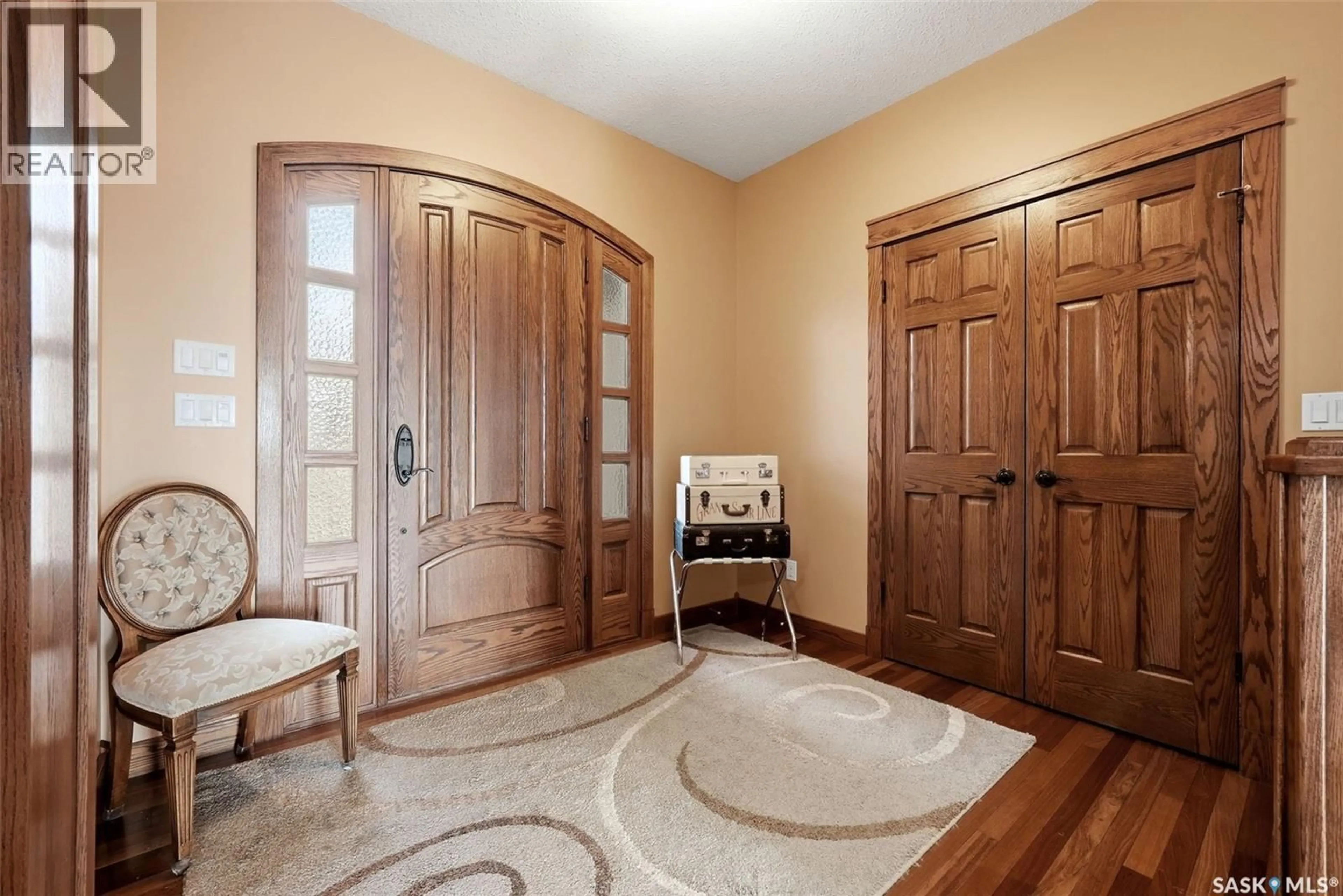 Indoor entryway for 12043 WASCANA HEIGHTS, Regina Saskatchewan S4V3E2
