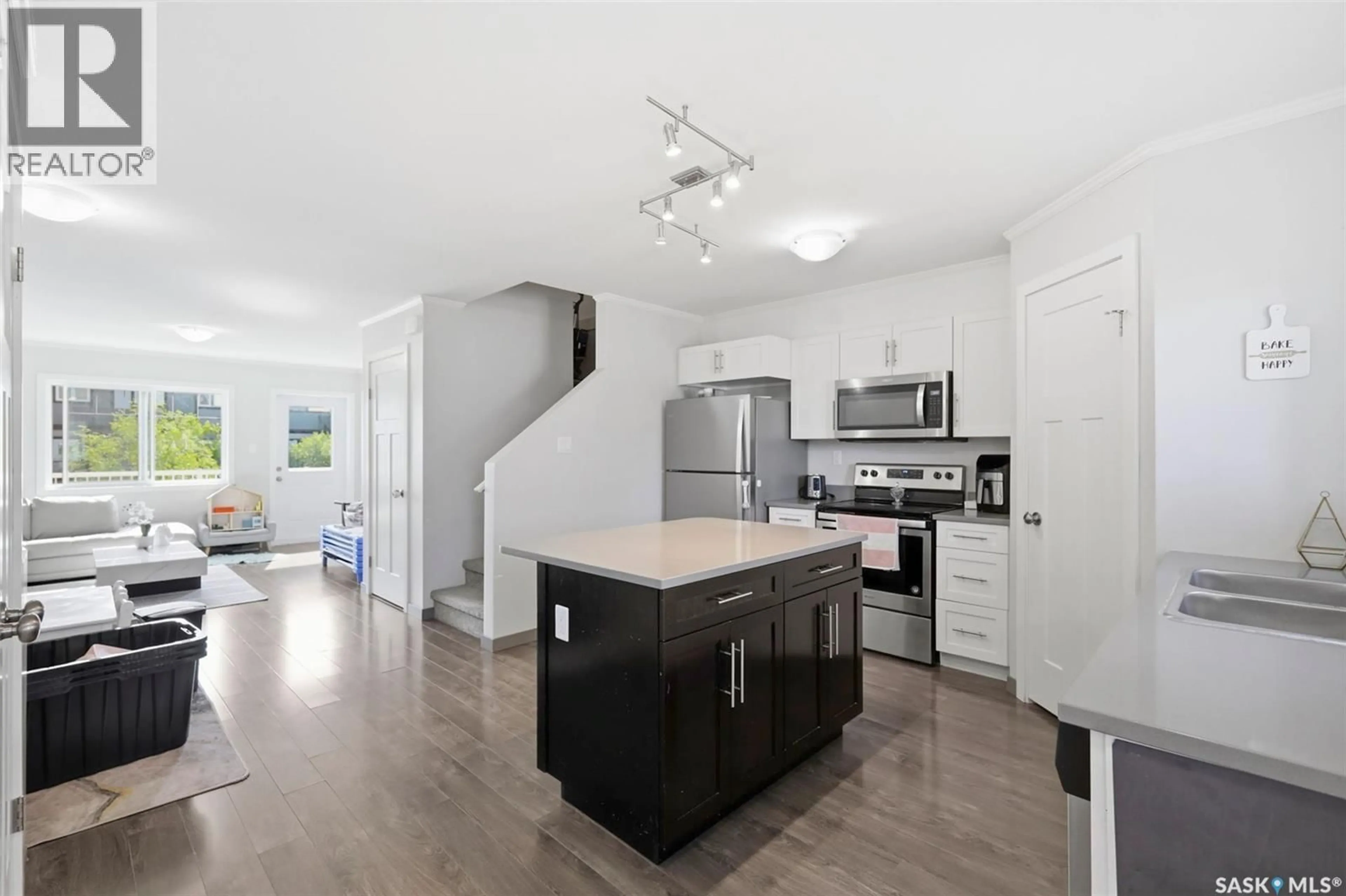 Open concept kitchen, unknown for 313 522 CORNISH ROAD, Saskatoon Saskatchewan S7T0Z4