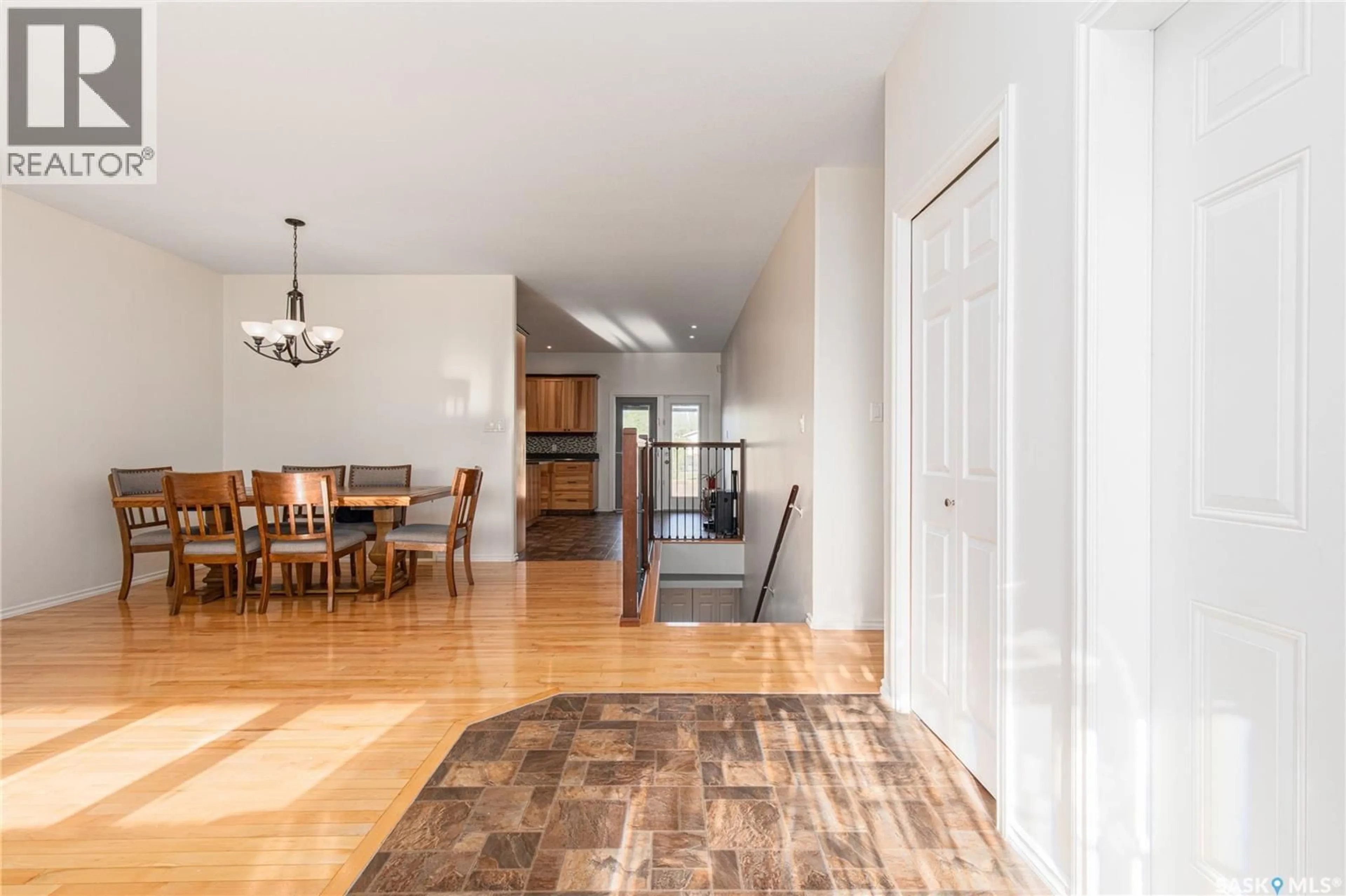 Indoor foyer for 27 BELMONT CRESCENT, Moose Jaw Saskatchewan S6K1C5