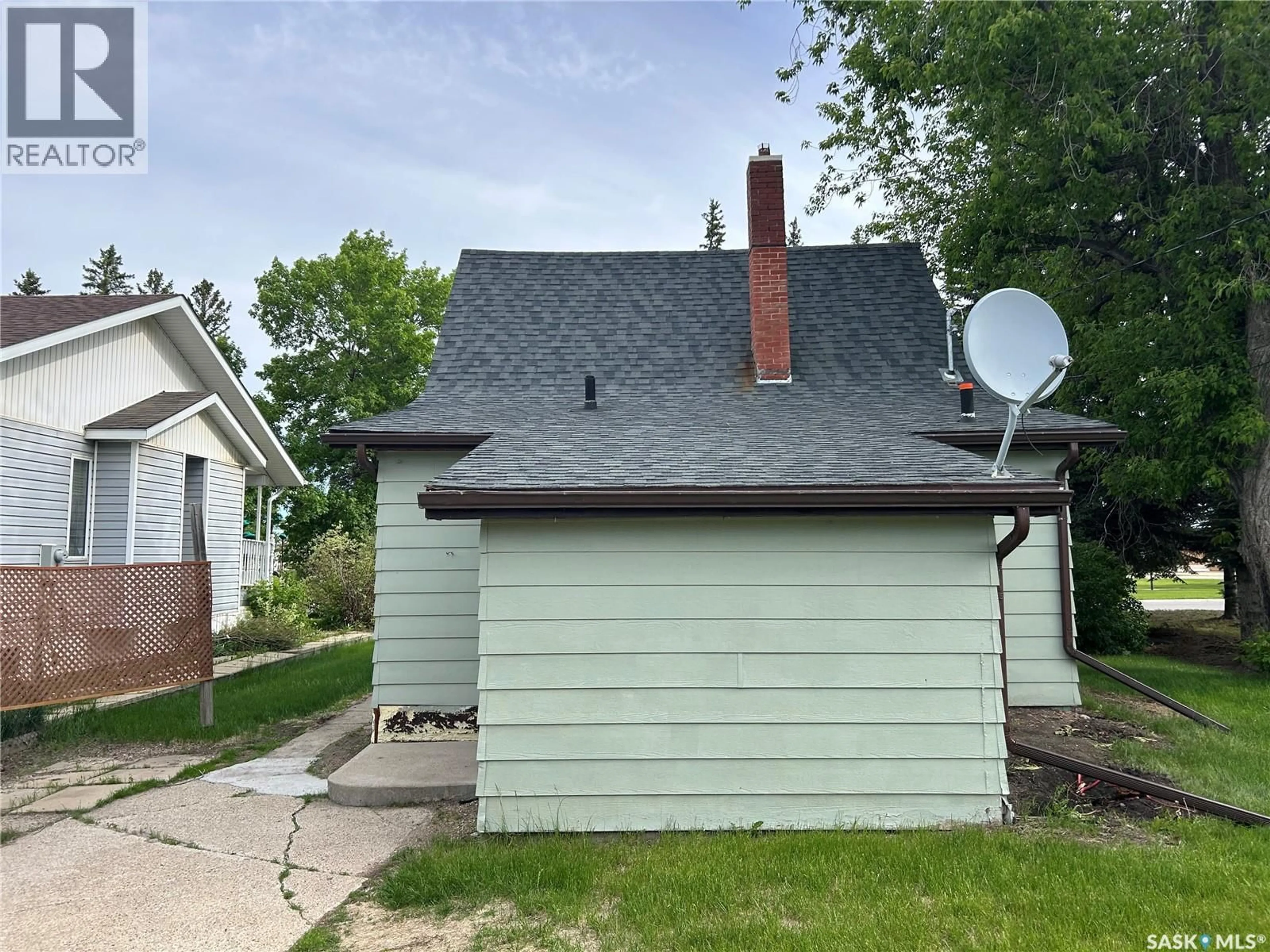 Home with vinyl exterior material, street for 1010 96TH AVENUE, Tisdale Saskatchewan S0E1T0