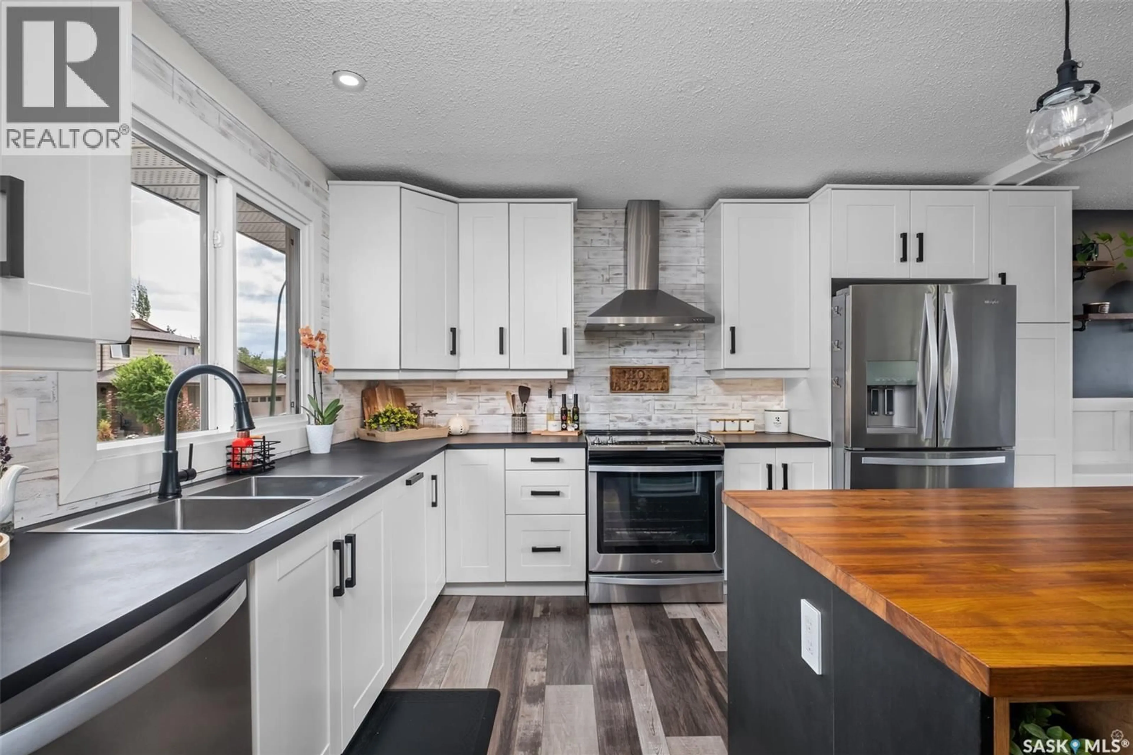 Contemporary kitchen, unknown for 934 KING PLACE, Prince Albert Saskatchewan S6V6K8