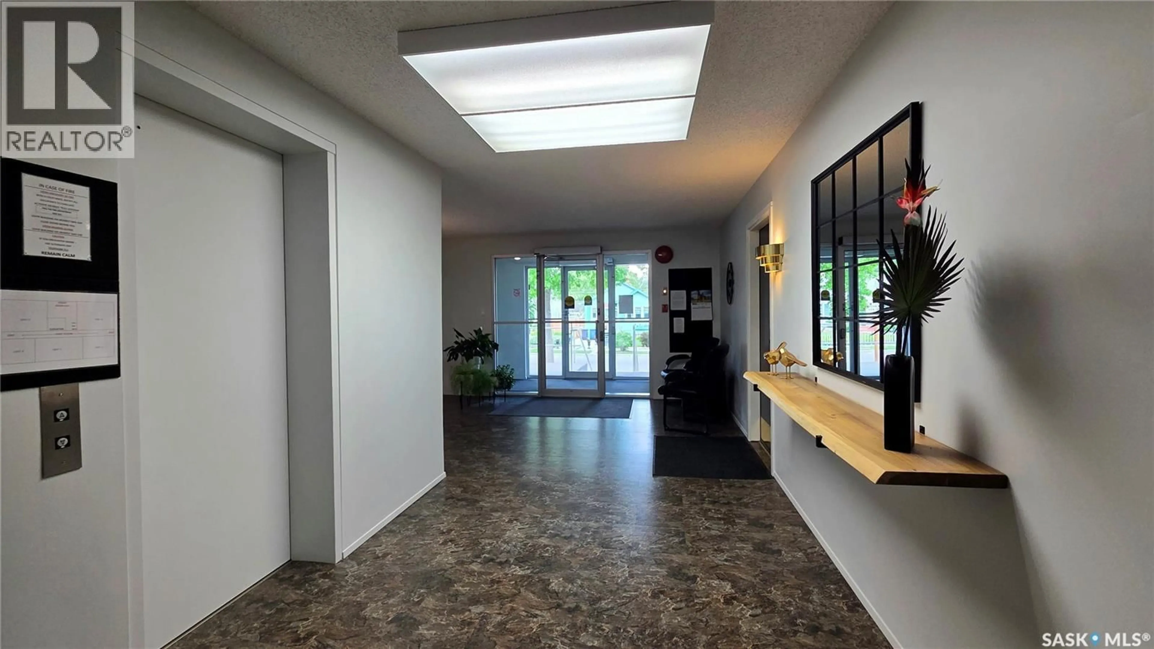 Indoor foyer for 12 1391 98TH STREET, North Battleford Saskatchewan S9A0M1