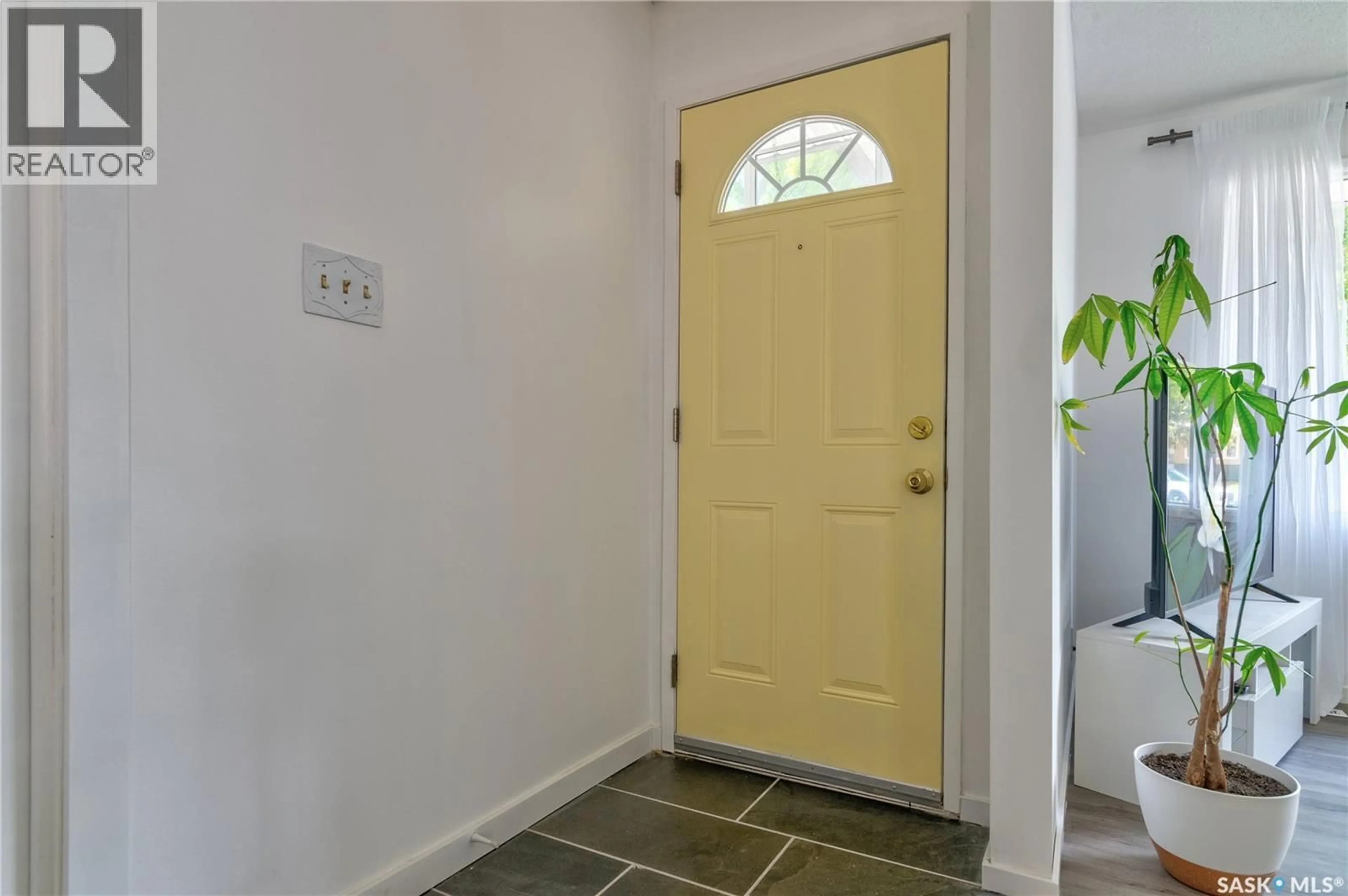 Indoor entryway for 2314 DEWDNEY AVENUE, Regina Saskatchewan S4N4E1