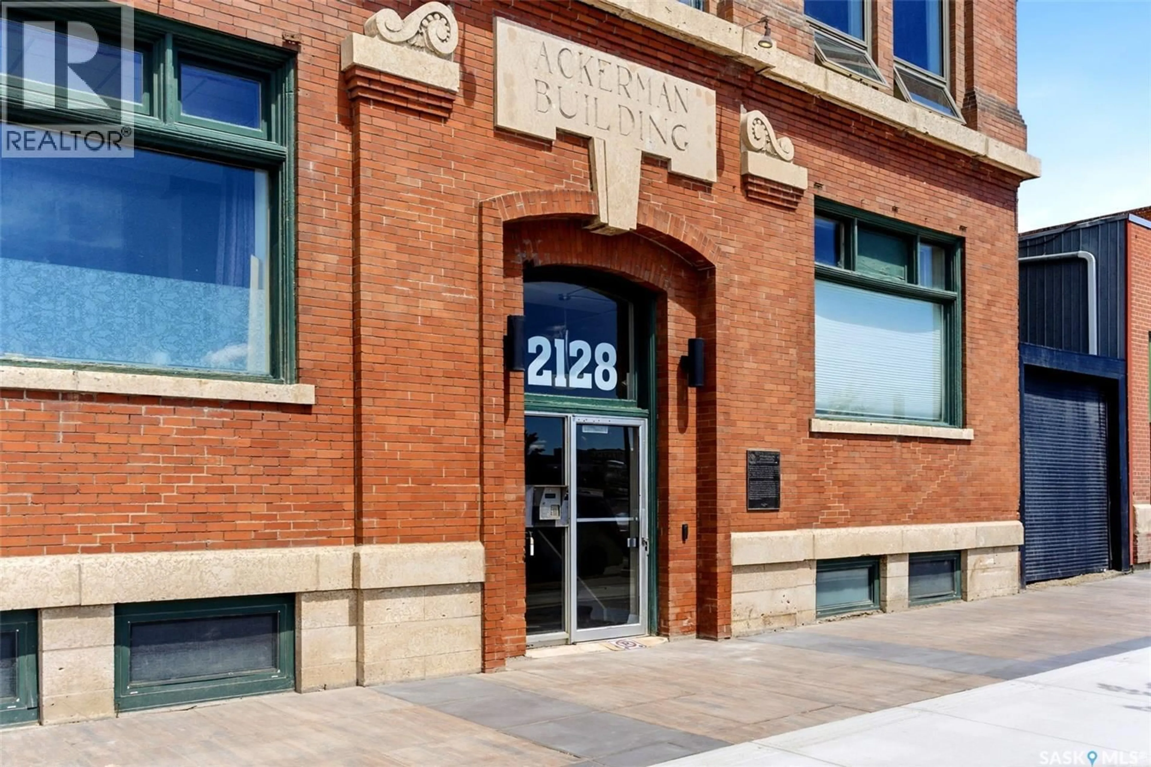 Indoor foyer for 101 - 2128 DEWDNEY AVENUE, Regina Saskatchewan S4R1H2