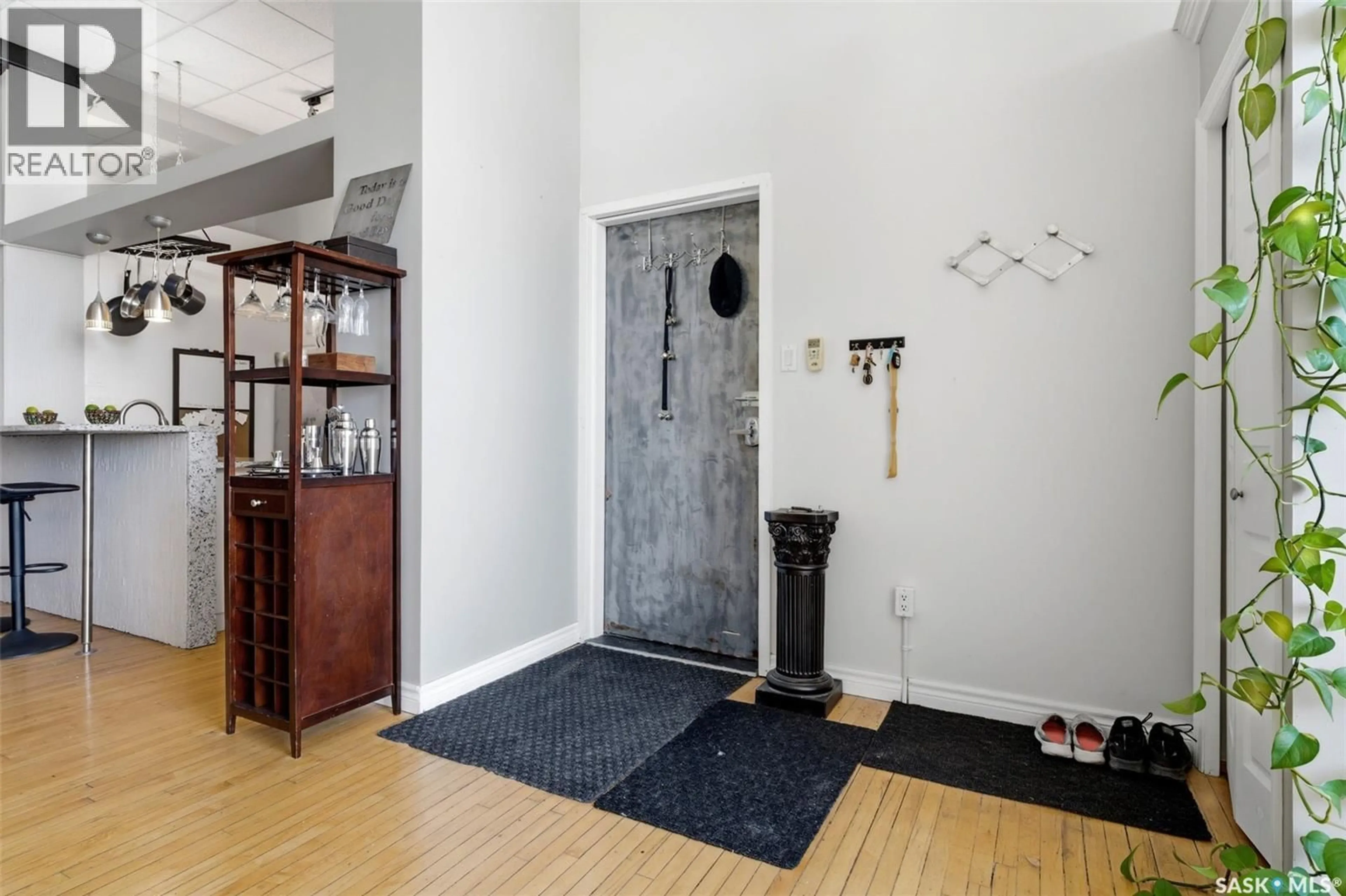 Indoor entryway for 101 - 2128 DEWDNEY AVENUE, Regina Saskatchewan S4R1H2