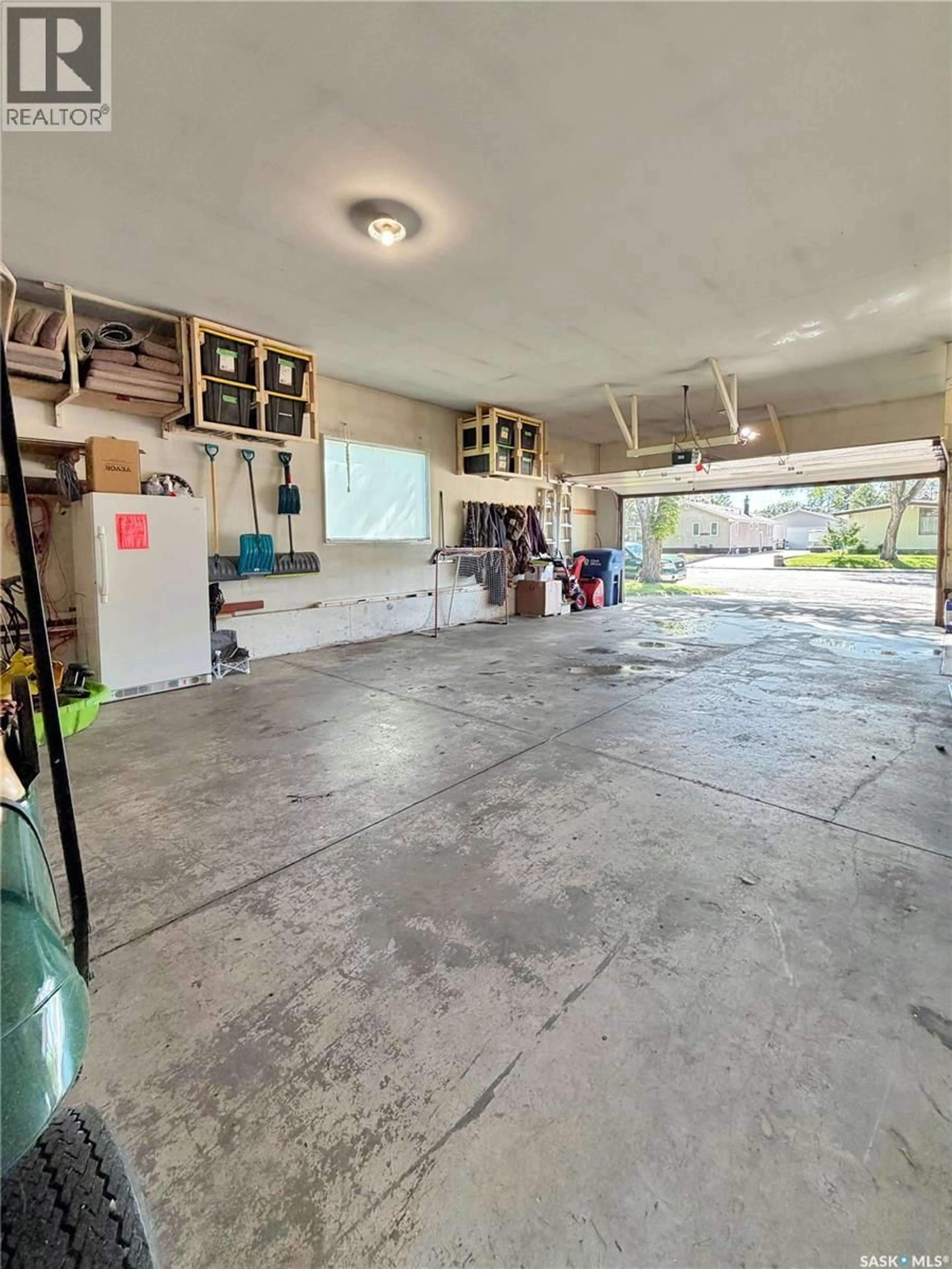 Indoor garage for 1114 ARCOLA STREET, Esterhazy Saskatchewan S0A0X0