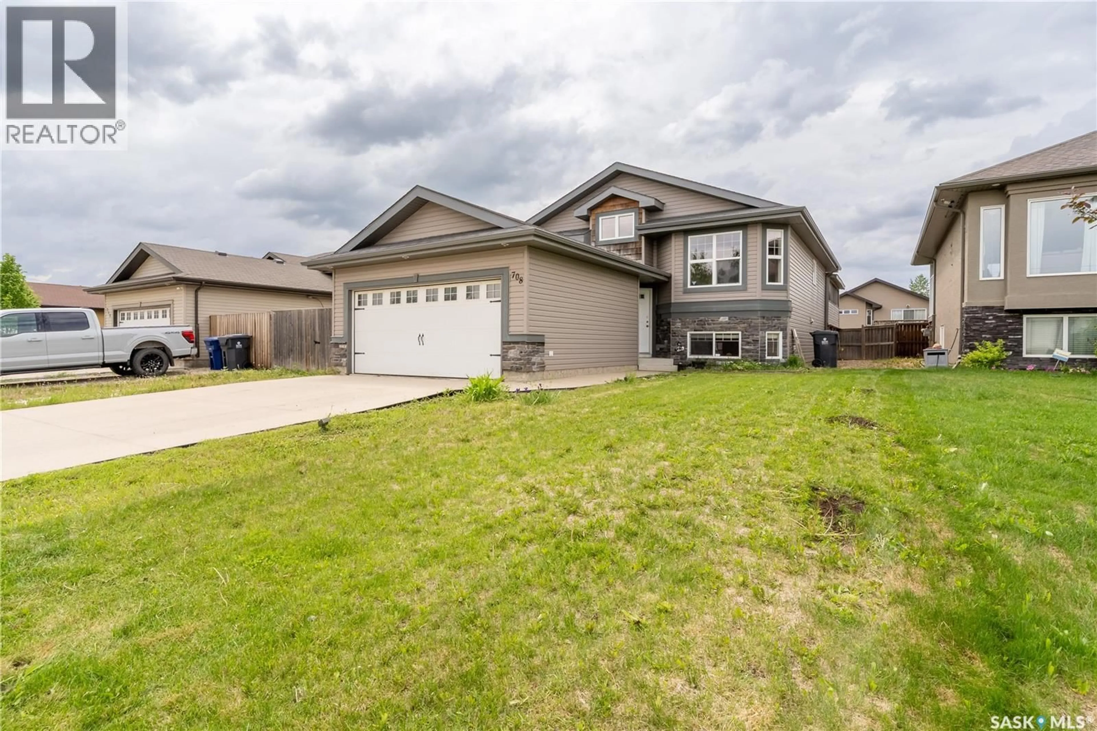 Home with vinyl exterior material, street for 708 6TH AVENUE, Martensville Saskatchewan S0K2T0