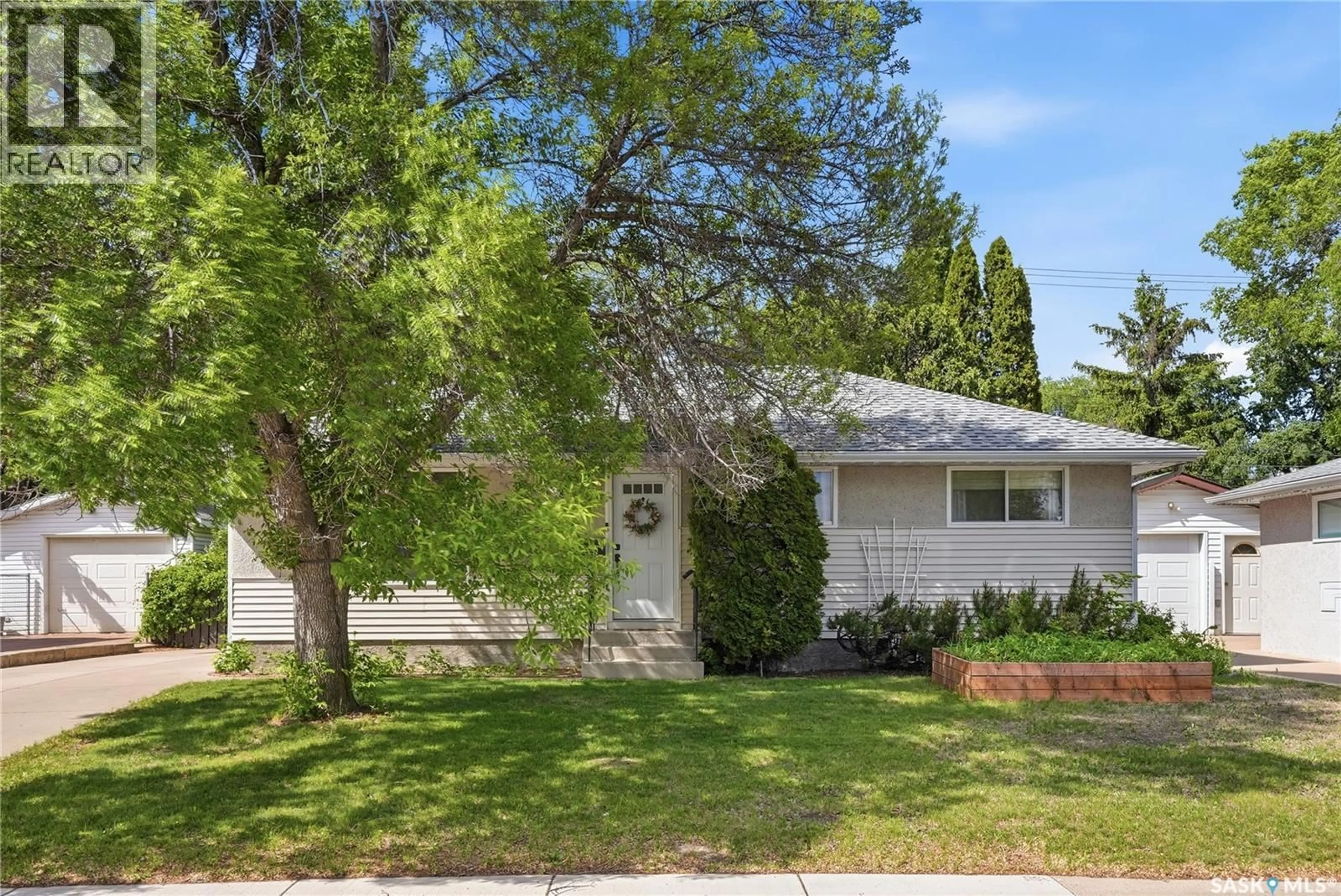 Home with vinyl exterior material, street for 25 MURPHY CRESCENT, Saskatoon Saskatchewan S7J2T5
