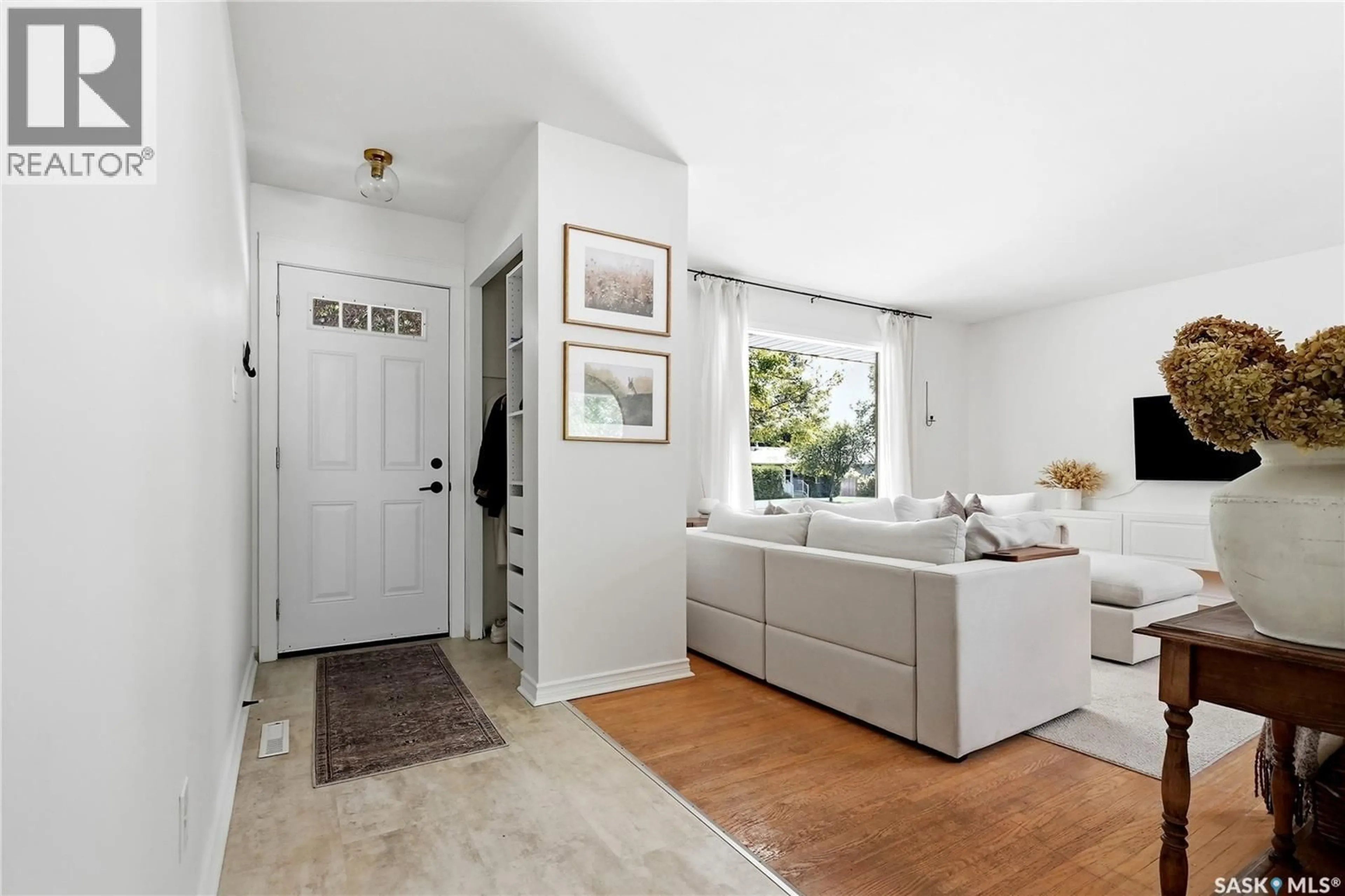 Indoor entryway for 25 MURPHY CRESCENT, Saskatoon Saskatchewan S7J2T5