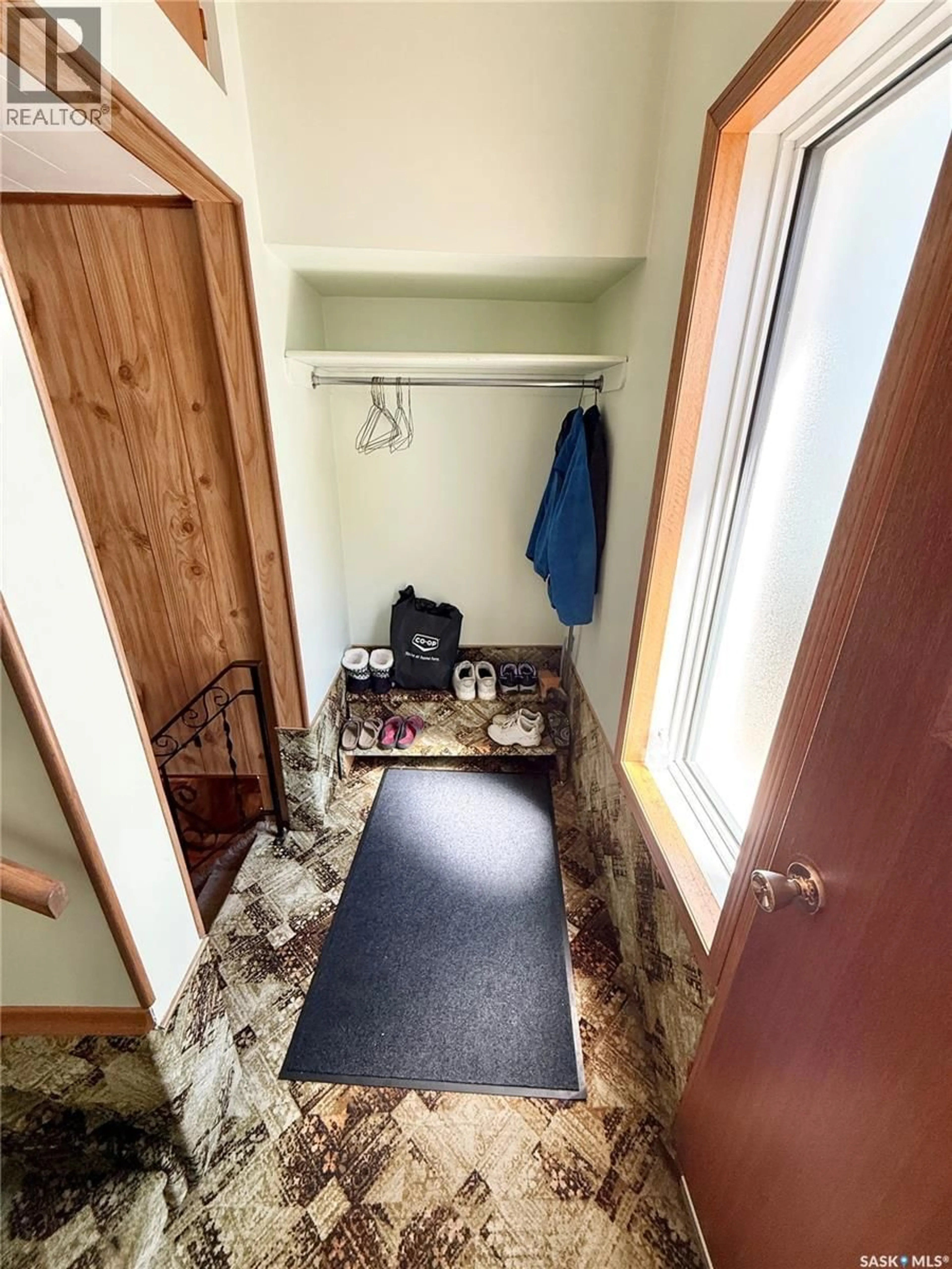 Indoor entryway for 521 ELIZABETH STREET, Weyburn Saskatchewan S4H1S5