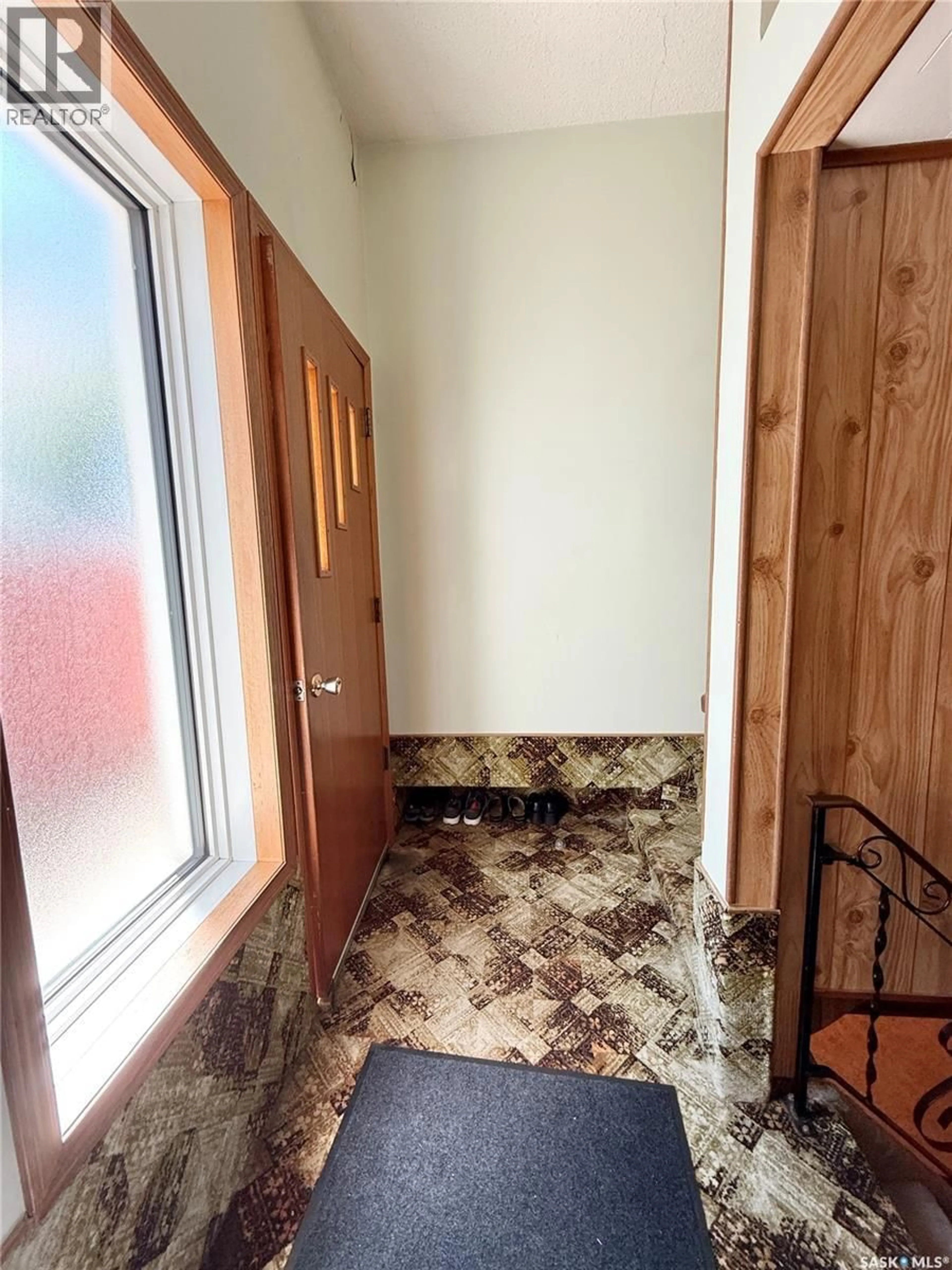 Indoor entryway for 521 ELIZABETH STREET, Weyburn Saskatchewan S4H1S5