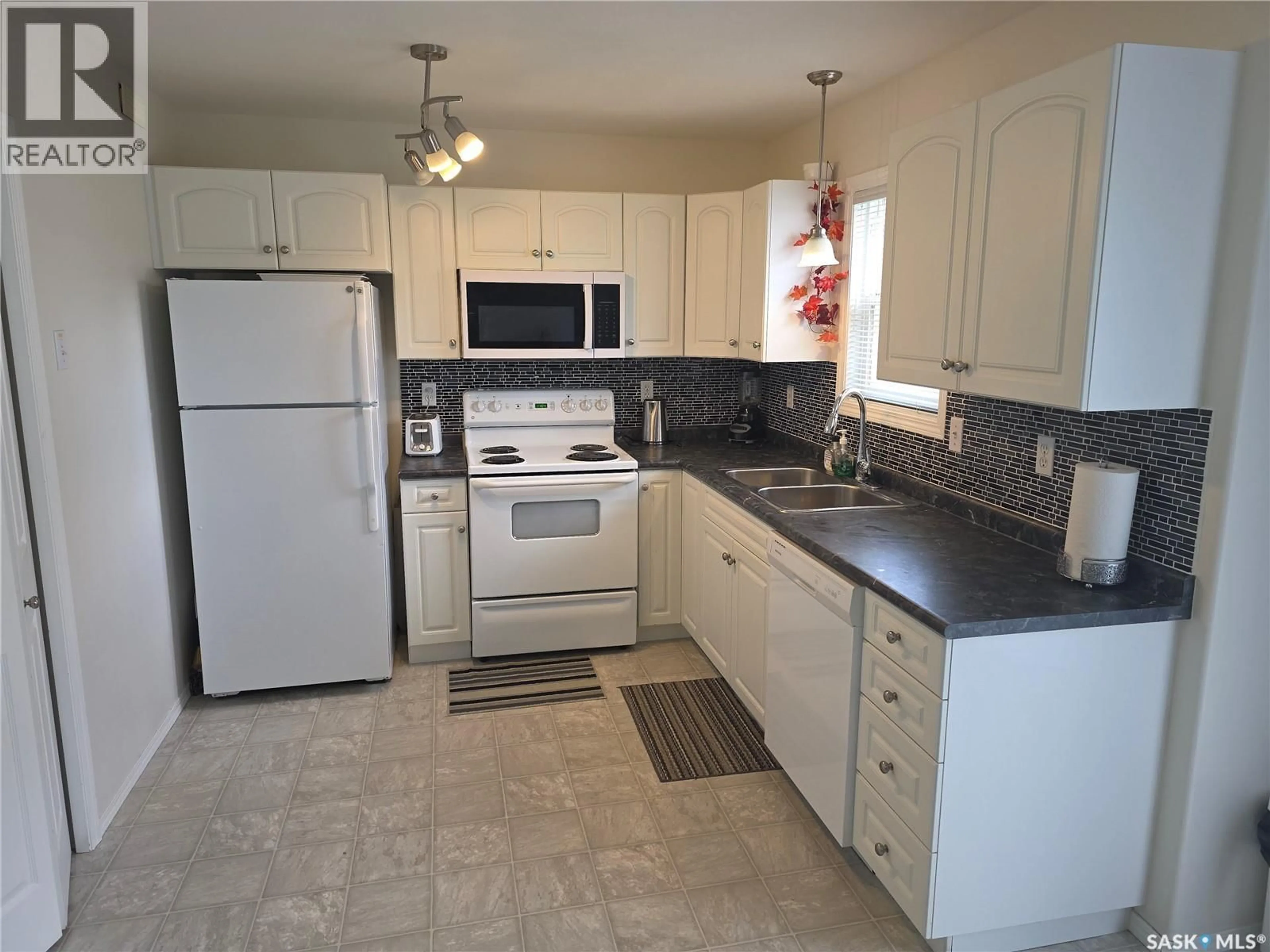 Standard kitchen, ceramic/tile floor for 135 - 33 PAWLYCHENKO LANE, Saskatoon Saskatchewan S7V1K2
