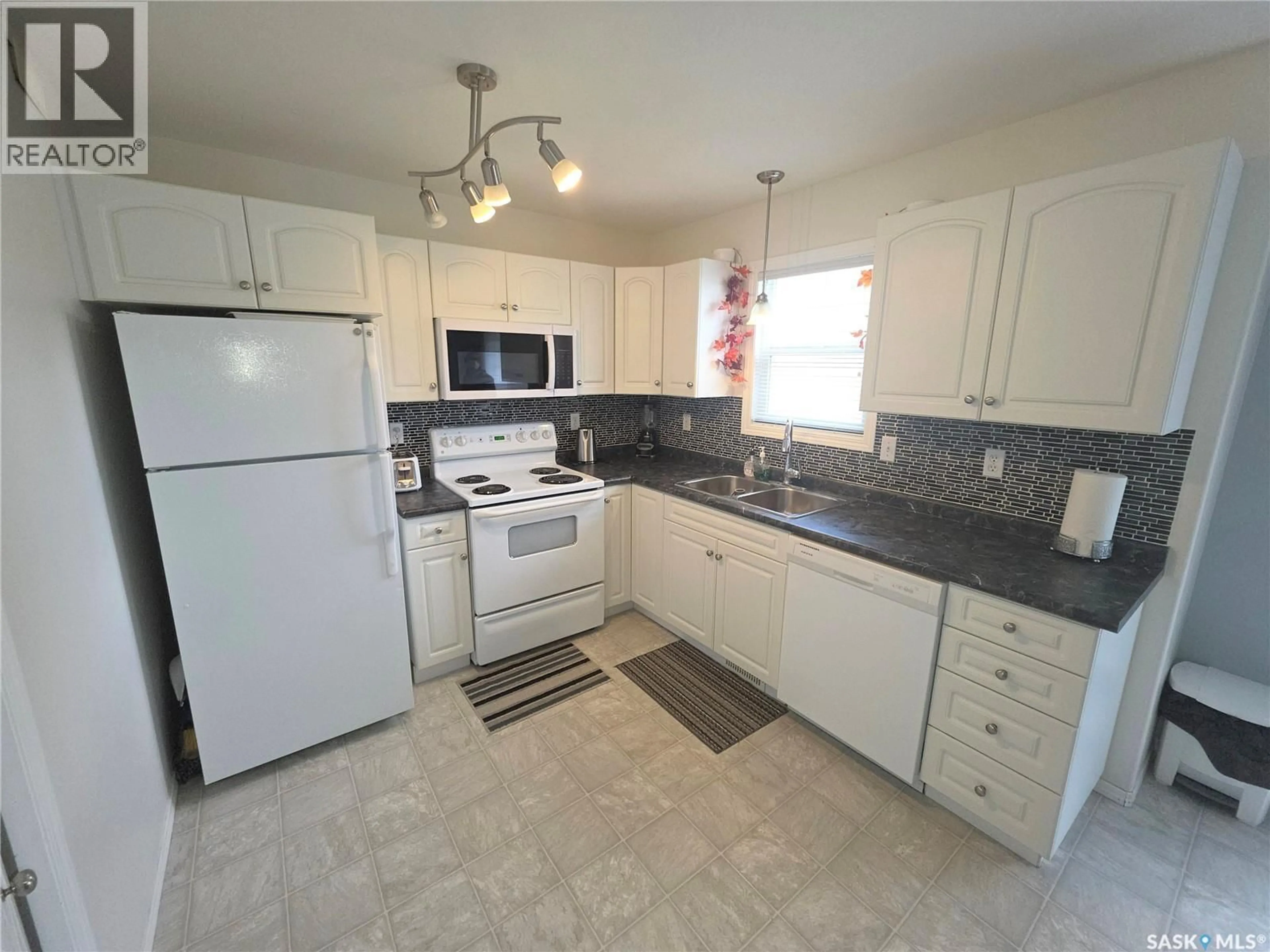Standard kitchen, ceramic/tile floor for 135 - 33 PAWLYCHENKO LANE, Saskatoon Saskatchewan S7V1K2