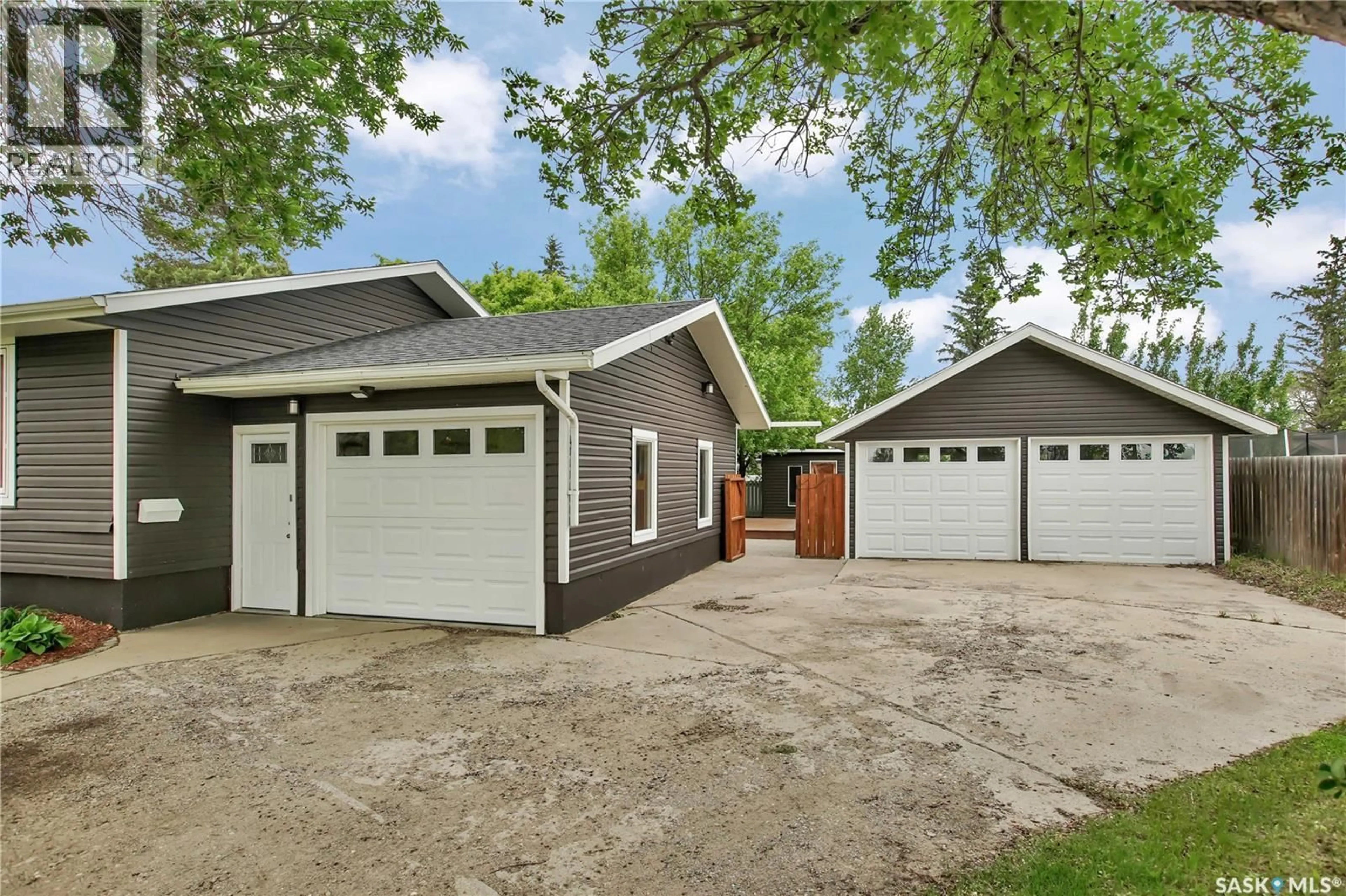 Indoor garage for 310 1ST AVENUE, Osler Saskatchewan S0K3A0