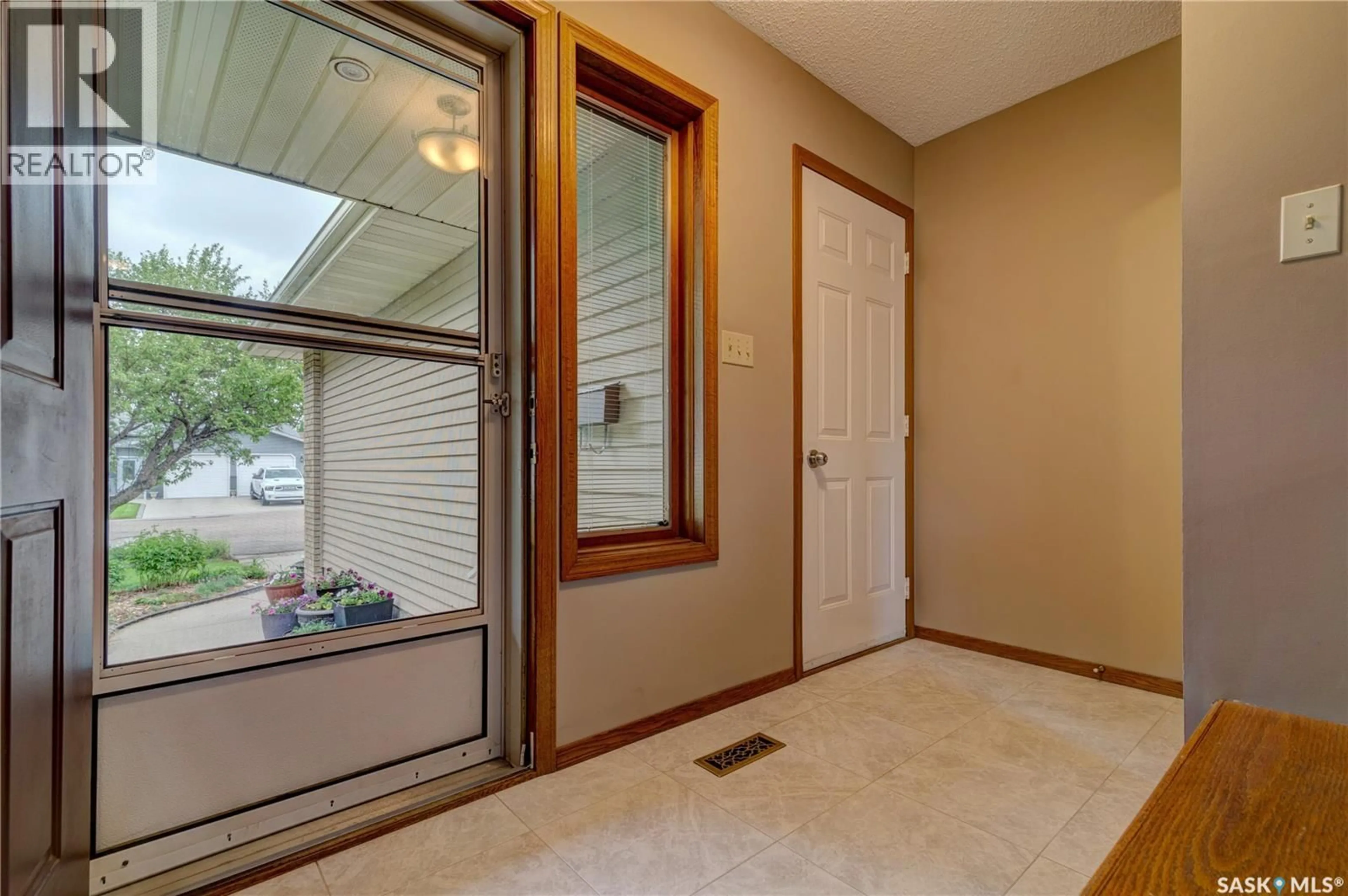 Indoor entryway for 214 PAR PLACE, Regina Saskatchewan S4Y1H3
