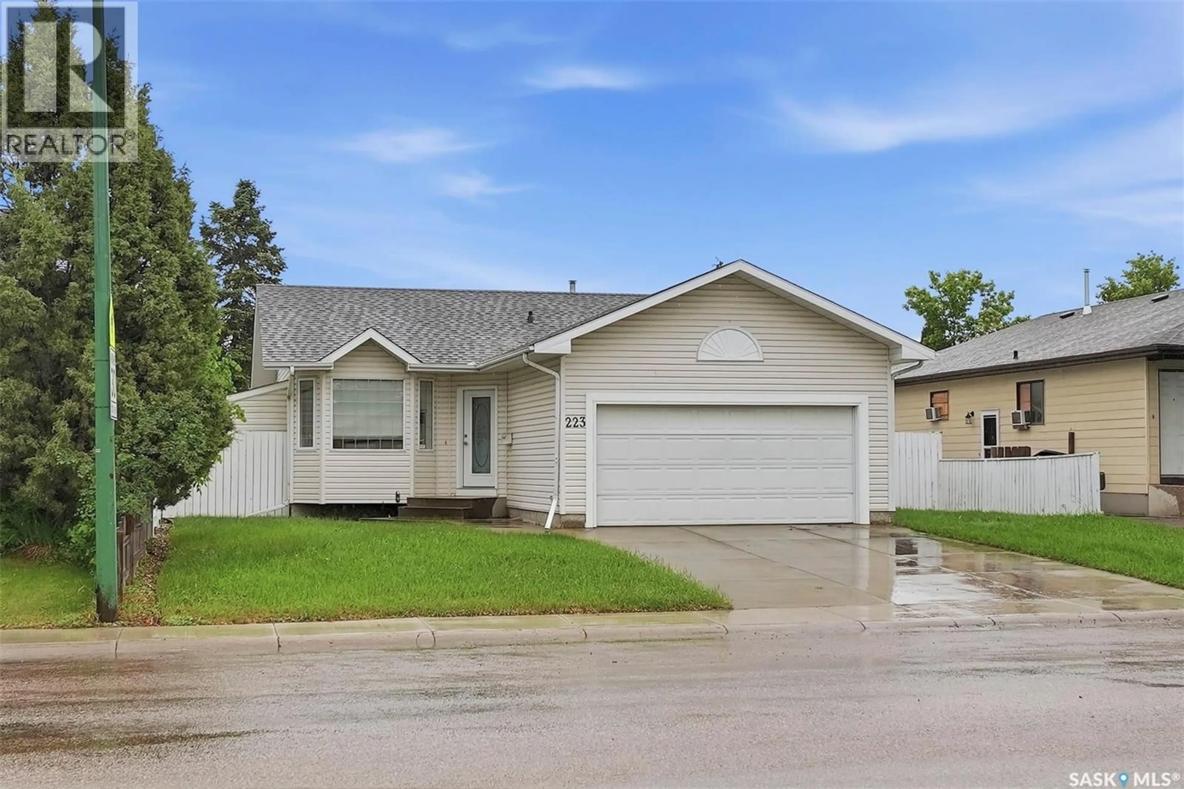 Home with vinyl exterior material, street for 223 WEDGE ROAD, Saskatoon Saskatchewan S7L6E8
