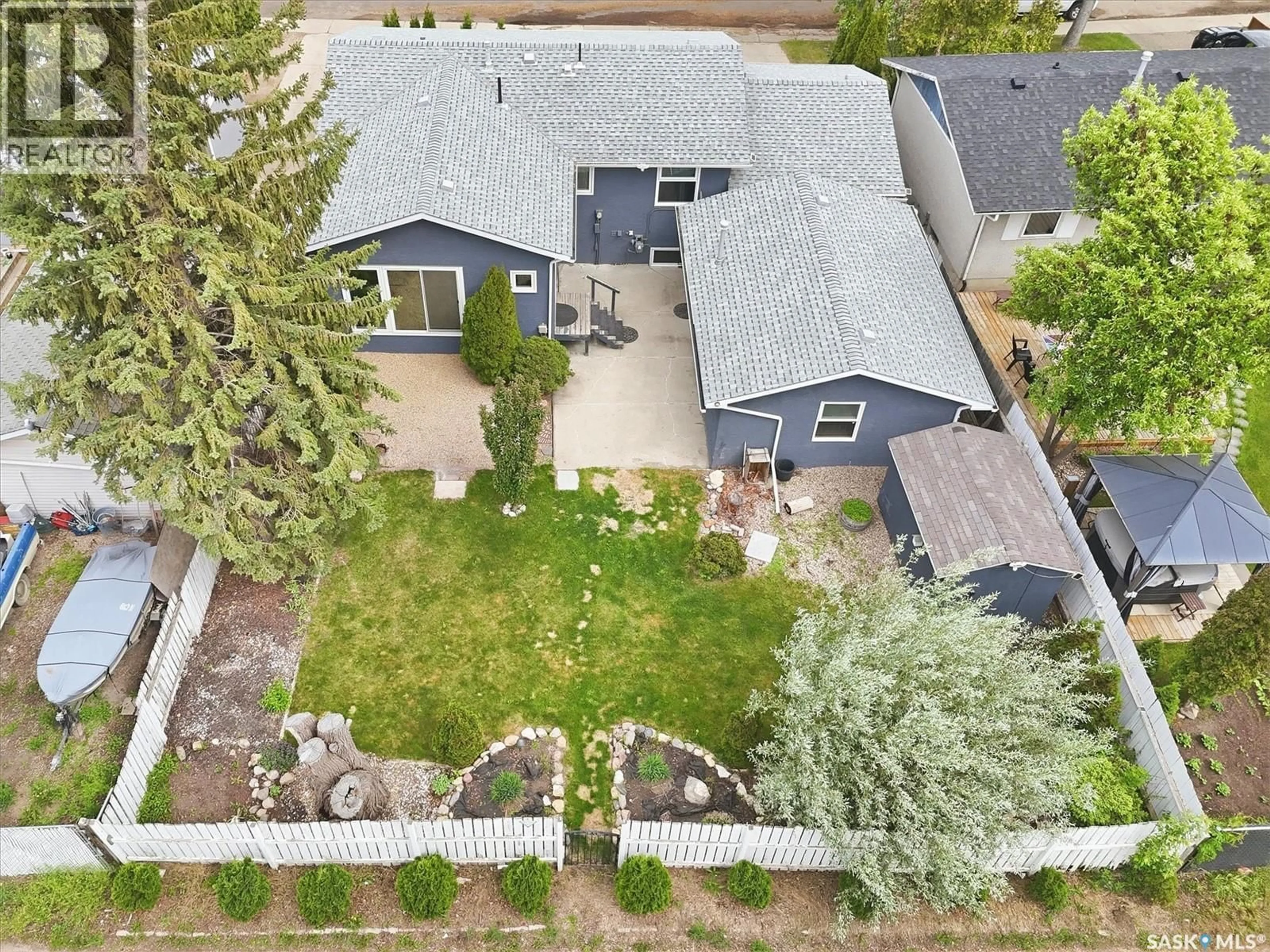 A pic from outside/outdoor area/front of a property/back of a property/a pic from drone, street for 15 SELKIRK CRESCENT, Saskatoon Saskatchewan S7L4J4