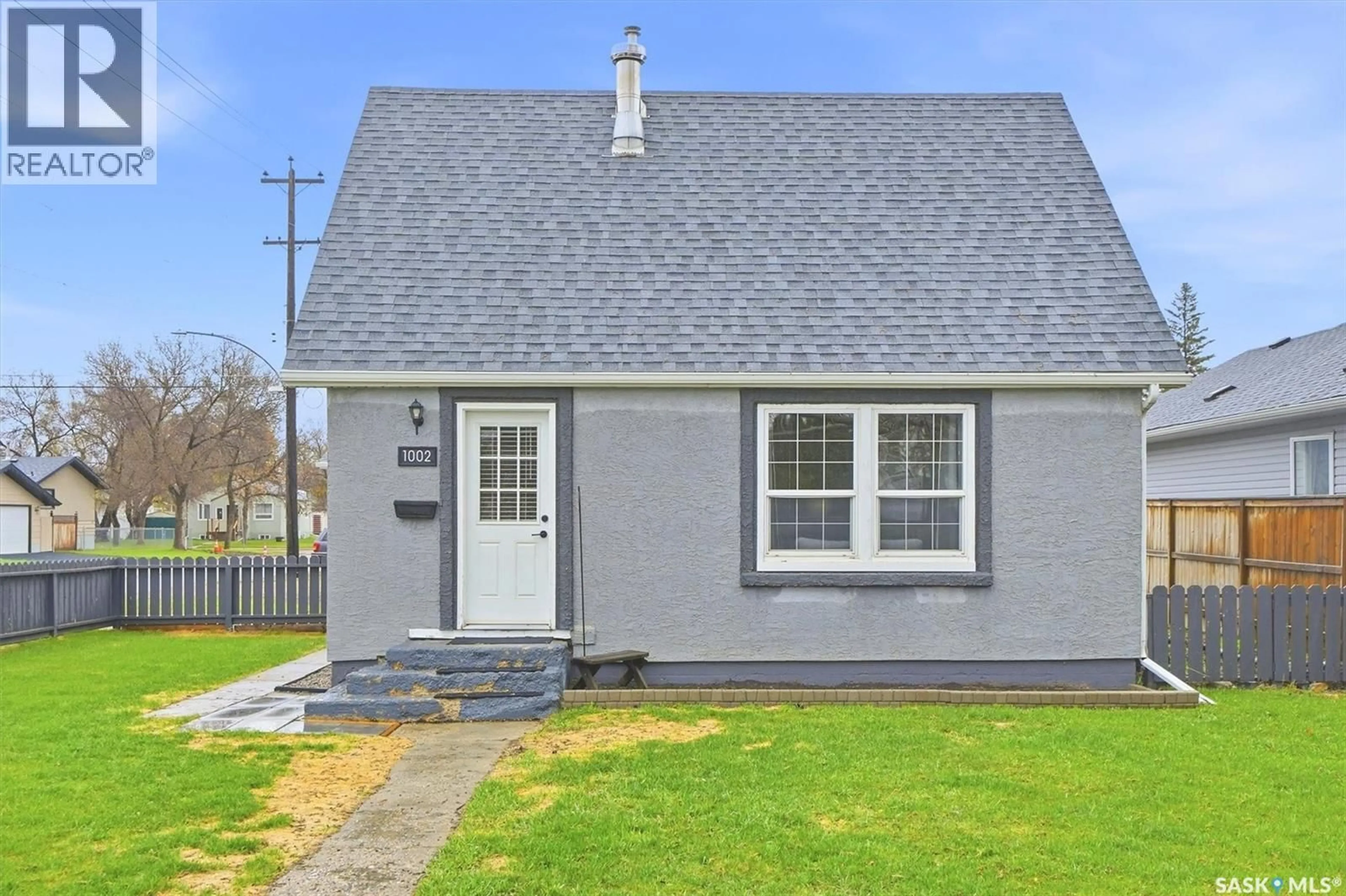 Home with vinyl exterior material, street for 1002 O AVENUE, Saskatoon Saskatchewan S7M2T2