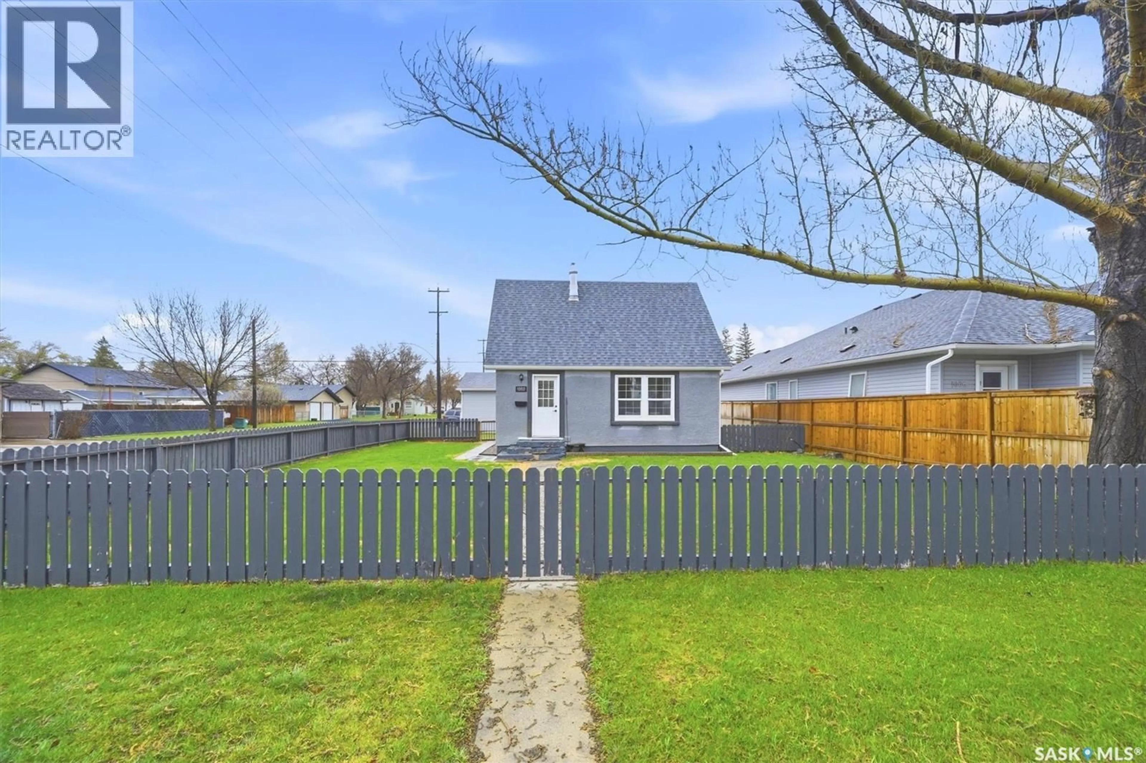 A pic from outside/outdoor area/front of a property/back of a property/a pic from drone, street for 1002 O AVENUE, Saskatoon Saskatchewan S7M2T2