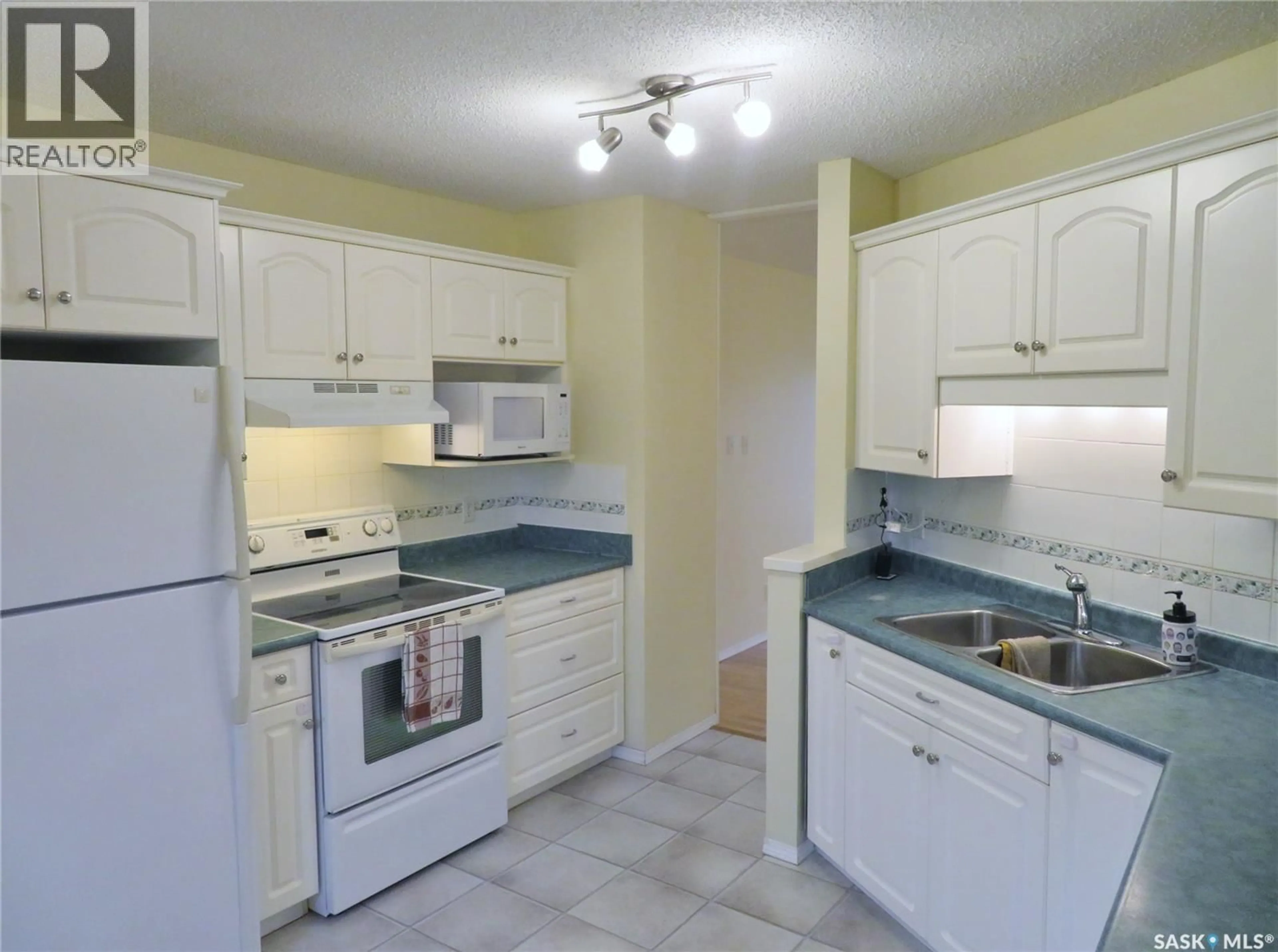 Standard kitchen, unknown for 106 CALDWELL CRESCENT, Saskatoon Saskatchewan S7M5E2