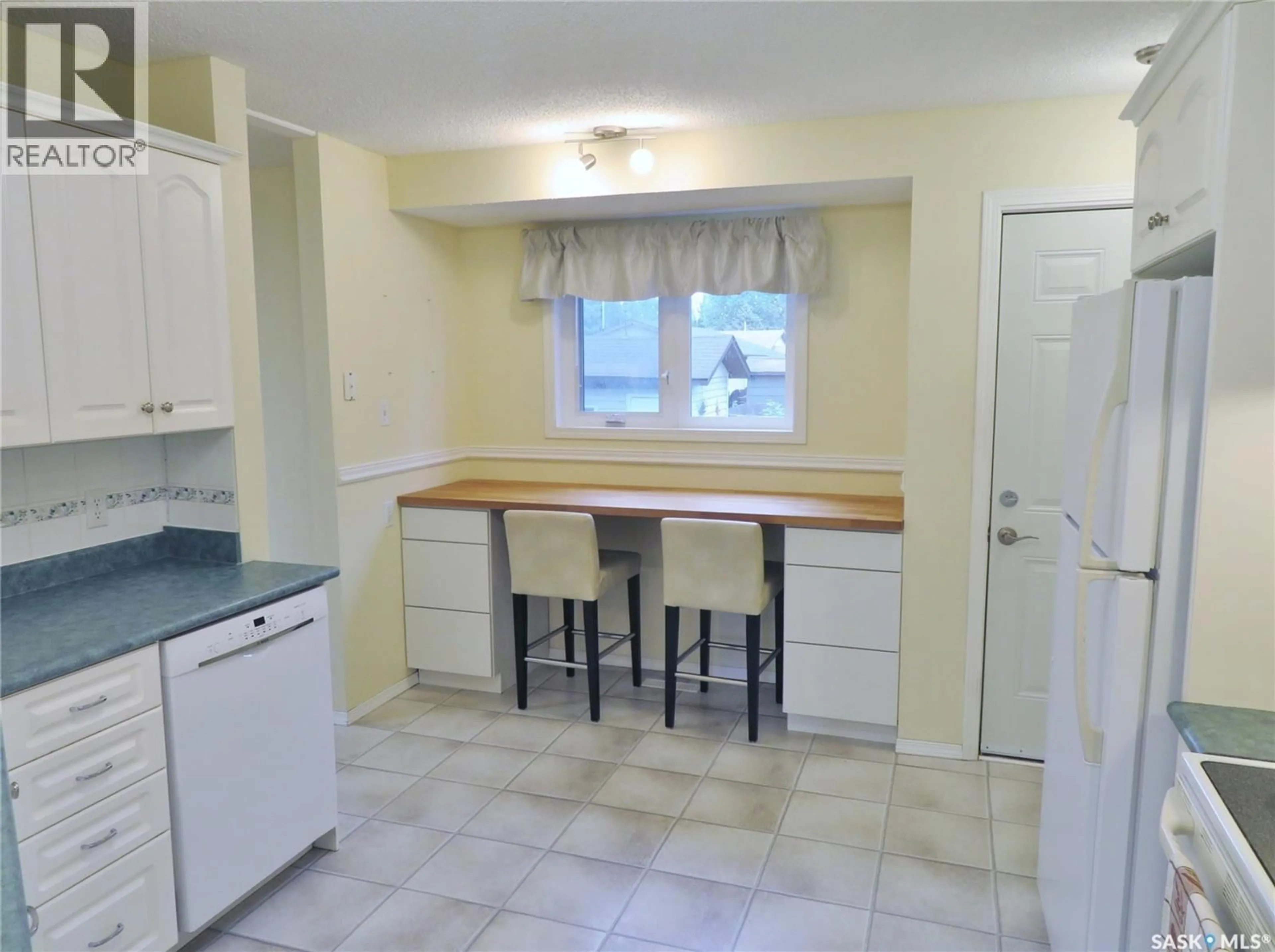 Standard kitchen, unknown for 106 CALDWELL CRESCENT, Saskatoon Saskatchewan S7M5E2