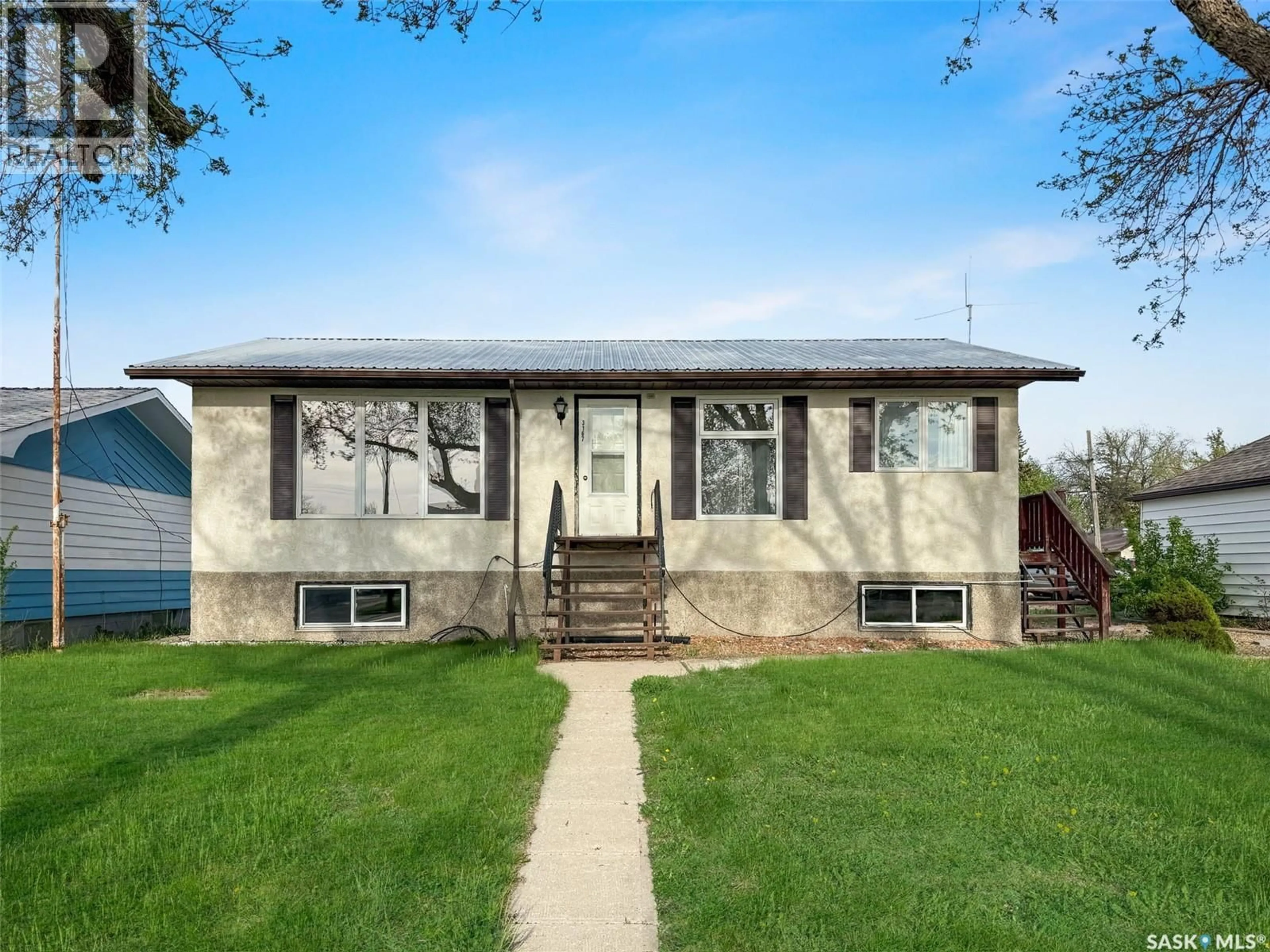Home with vinyl exterior material, street for 3167 RUTLAND AVENUE, Gull Lake Saskatchewan S0N1A0