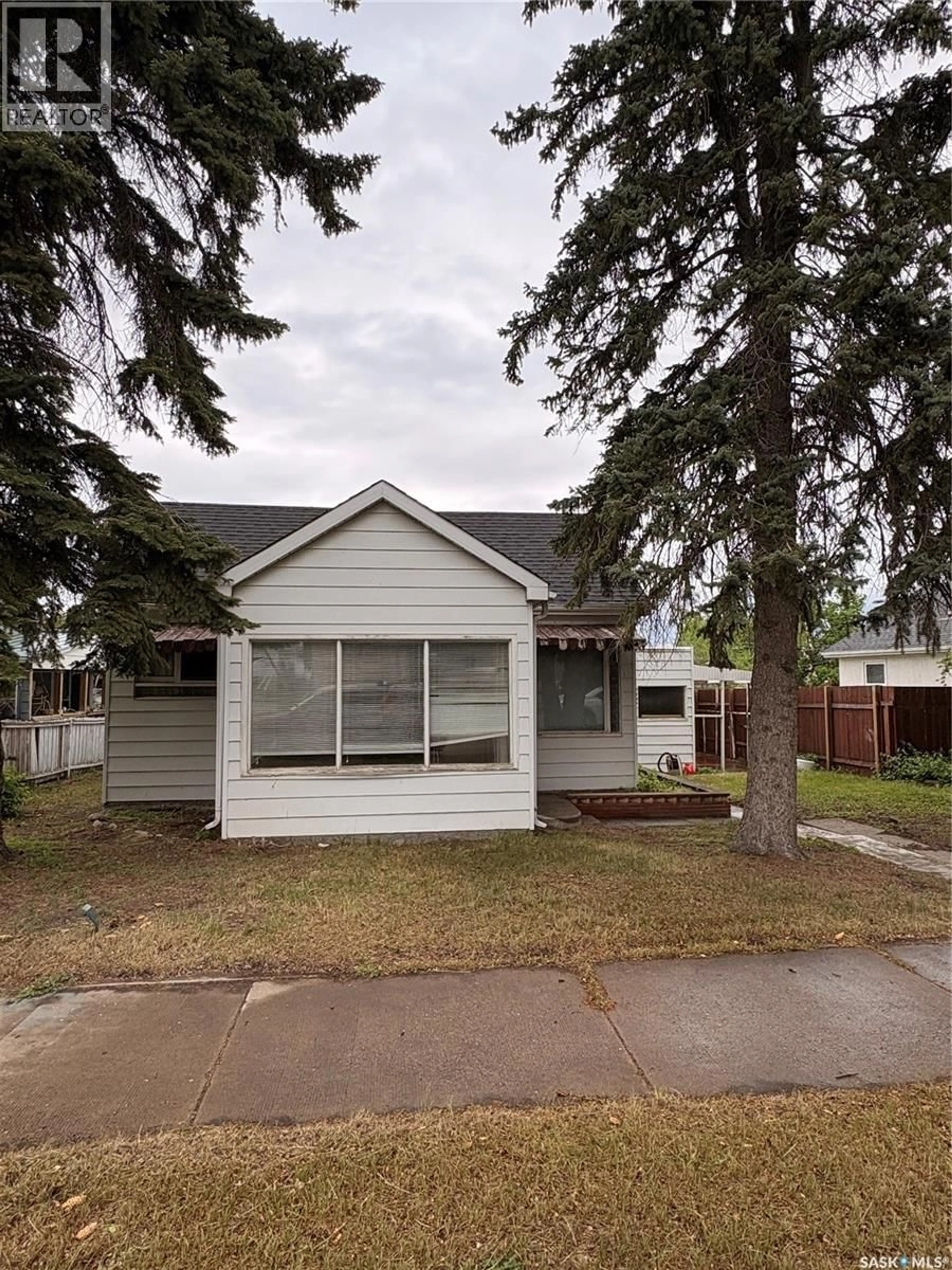 Home with vinyl exterior material, street for 58 LILLOOET STREET, Moose Jaw Saskatchewan S6H4Y5