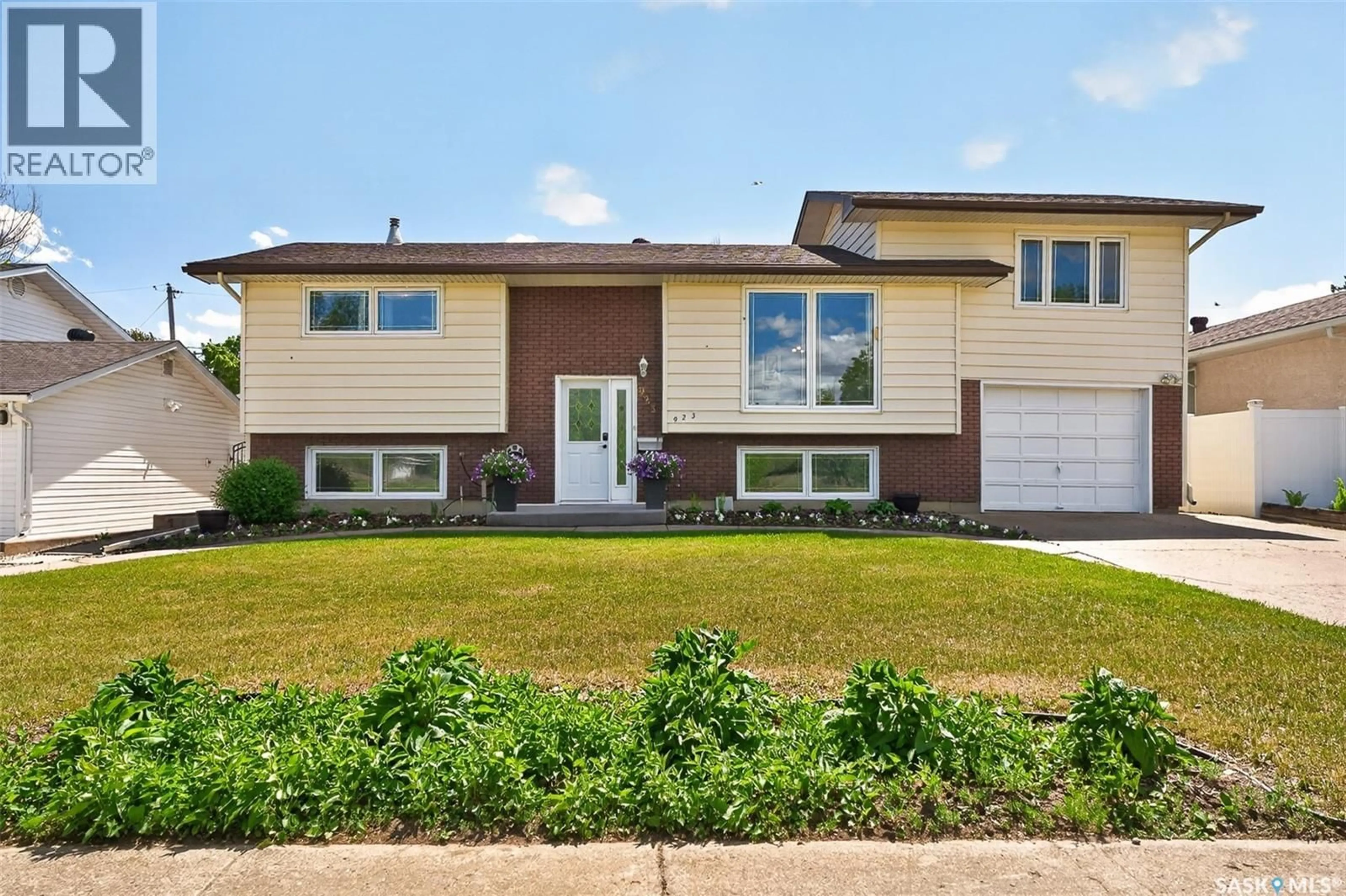 Home with vinyl exterior material, street for 923 LAURIER STREET, Moose Jaw Saskatchewan S6H2W5