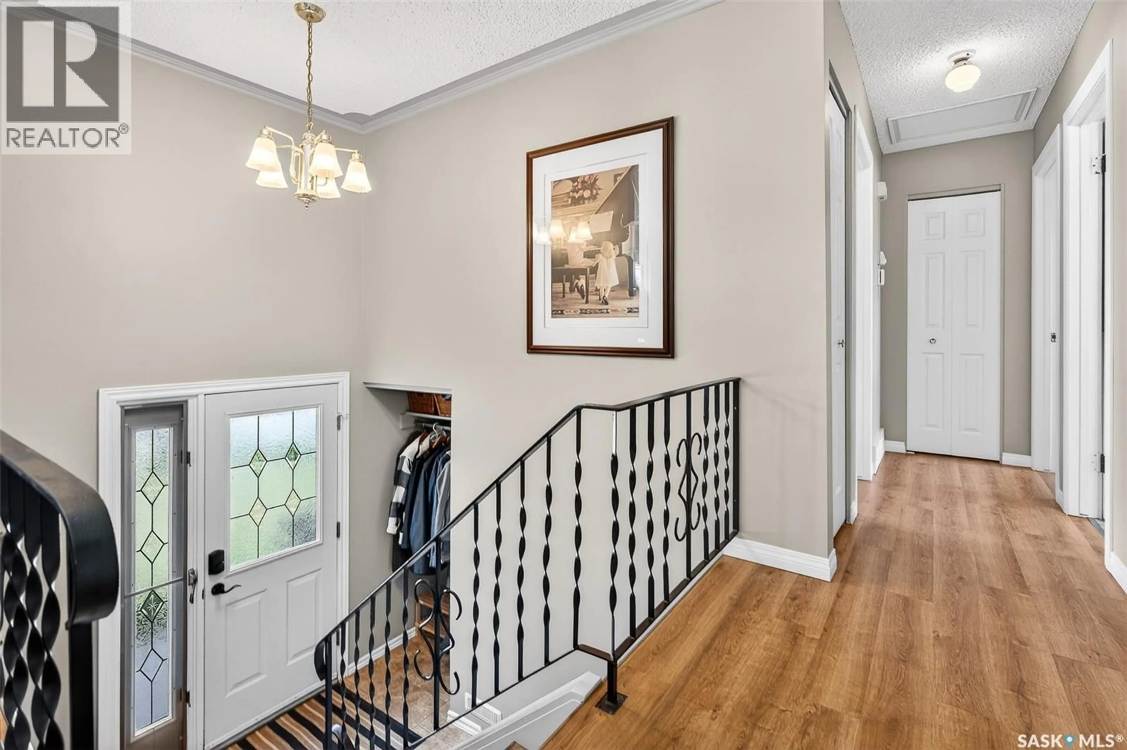 Indoor entryway for 923 LAURIER STREET, Moose Jaw Saskatchewan S6H2W5