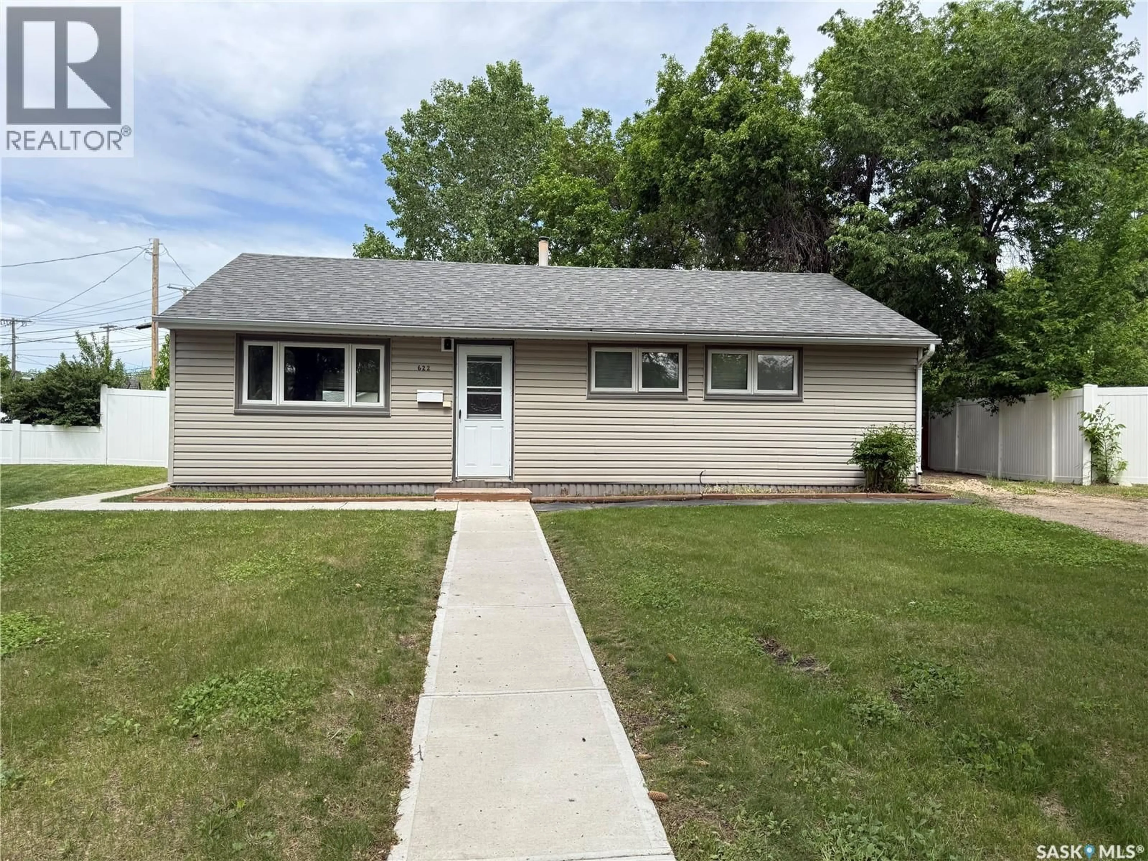 Home with vinyl exterior material, street for 622 WILLIAMS CRESCENT, Regina Saskatchewan S4T6B2