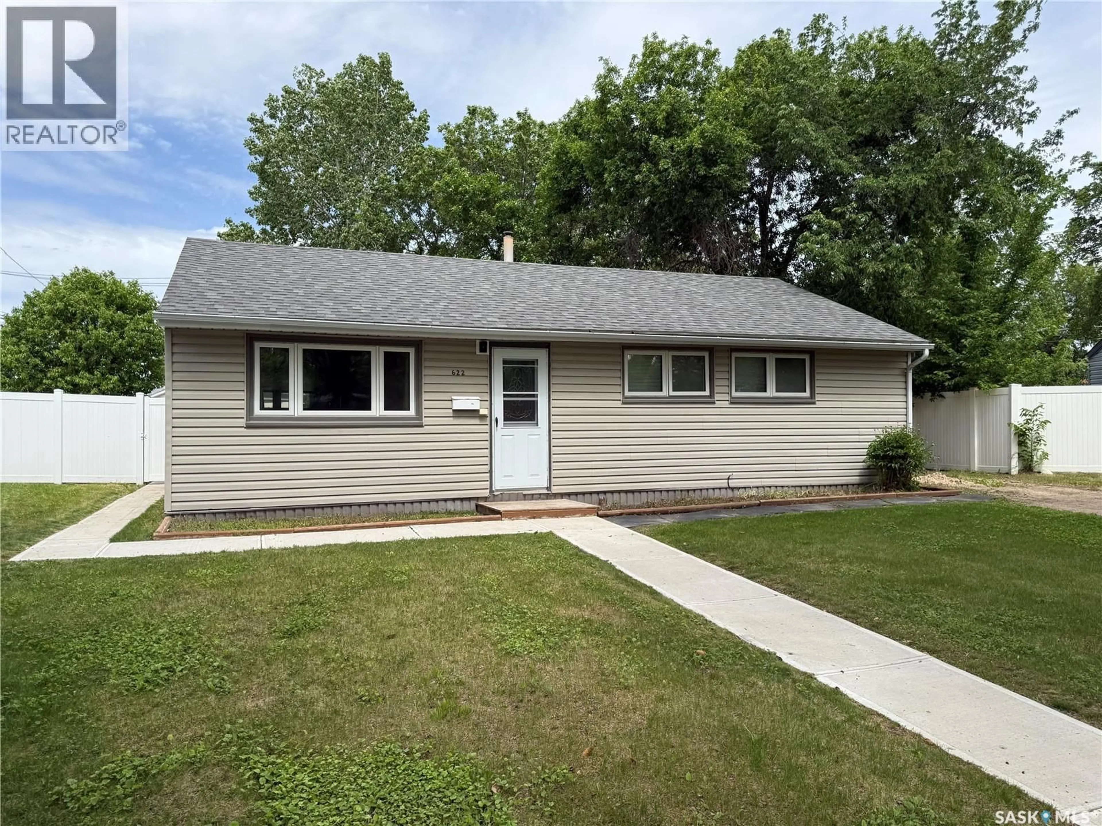 Home with vinyl exterior material, street for 622 WILLIAMS CRESCENT, Regina Saskatchewan S4T6B2