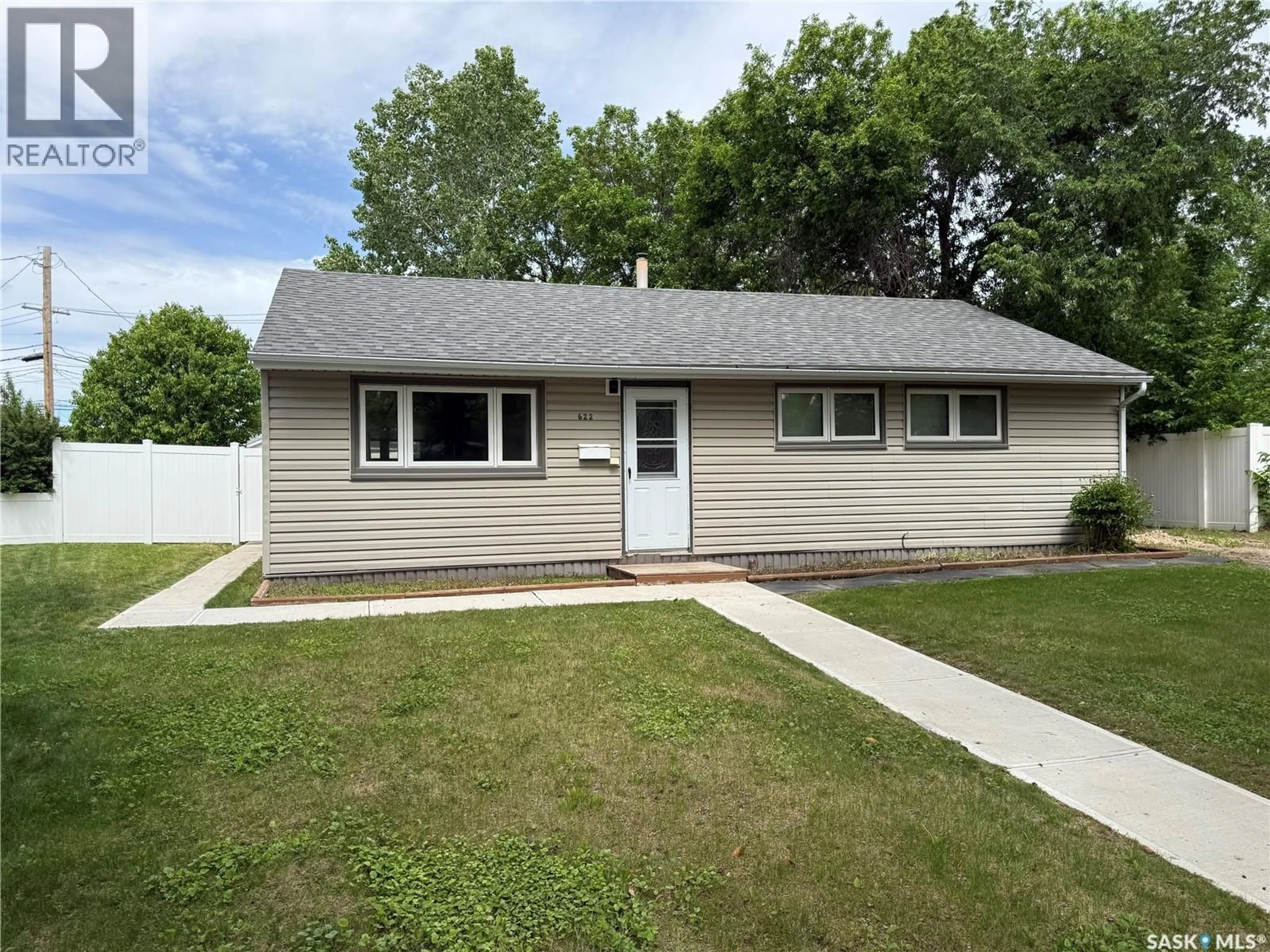 Home with vinyl exterior material, street for 622 WILLIAMS CRESCENT, Regina Saskatchewan S4T6B2