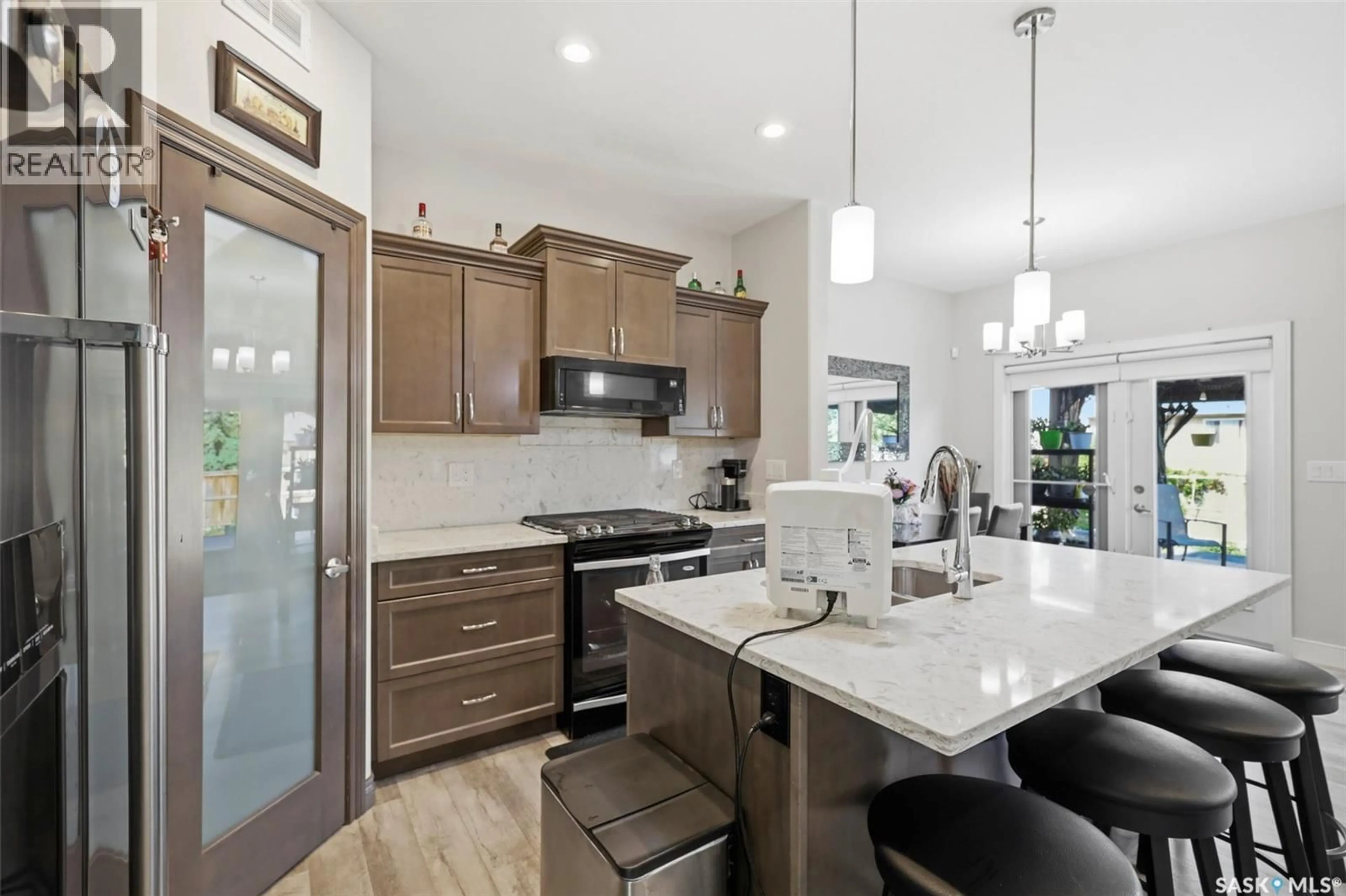 Contemporary kitchen, ceramic/tile floor for 170 PALLISER COURT, Saskatoon Saskatchewan S7L4P9