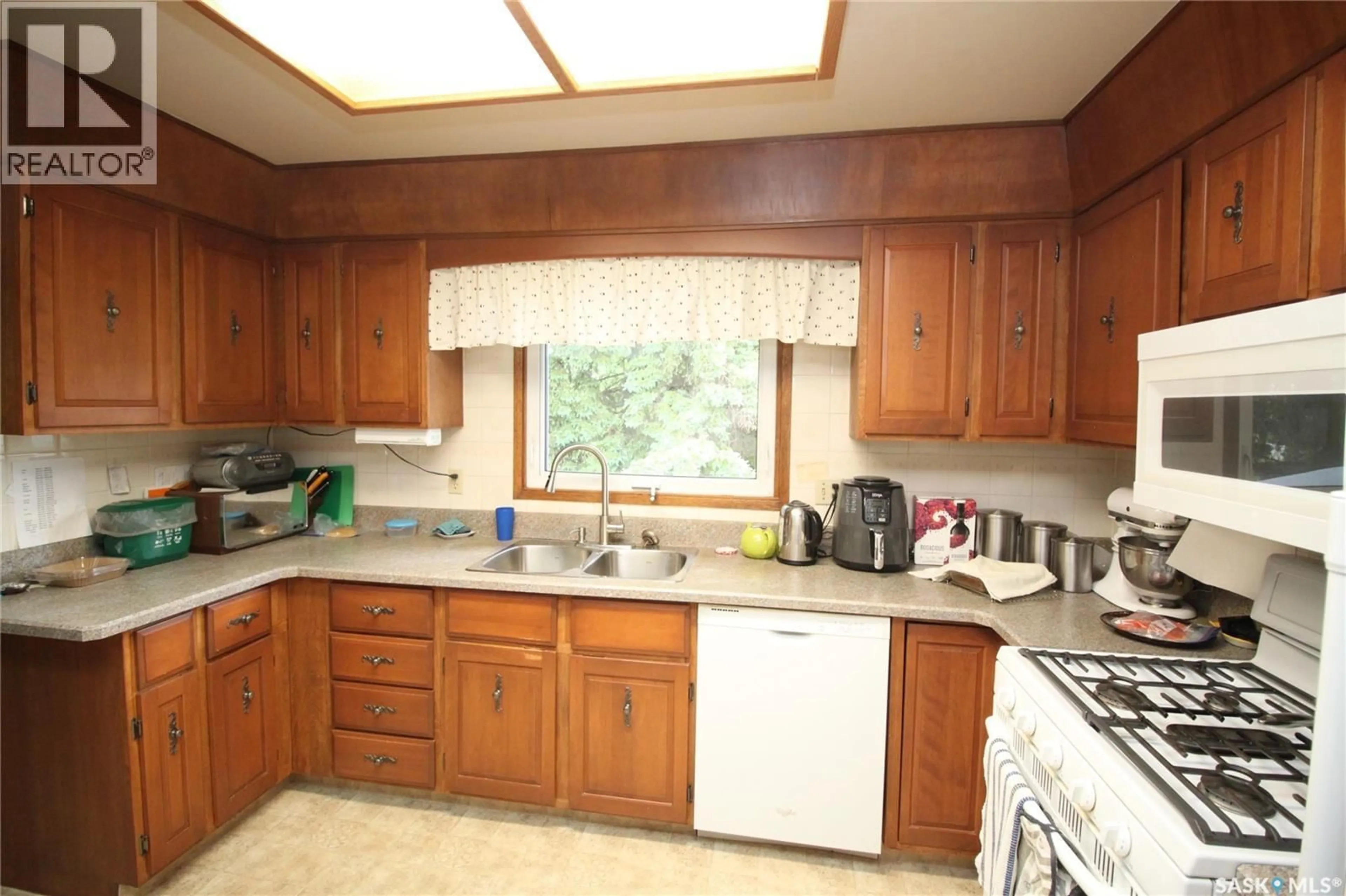 Standard kitchen, unknown for 755 TRENT CRESCENT, Saskatoon Saskatchewan S7H4V4