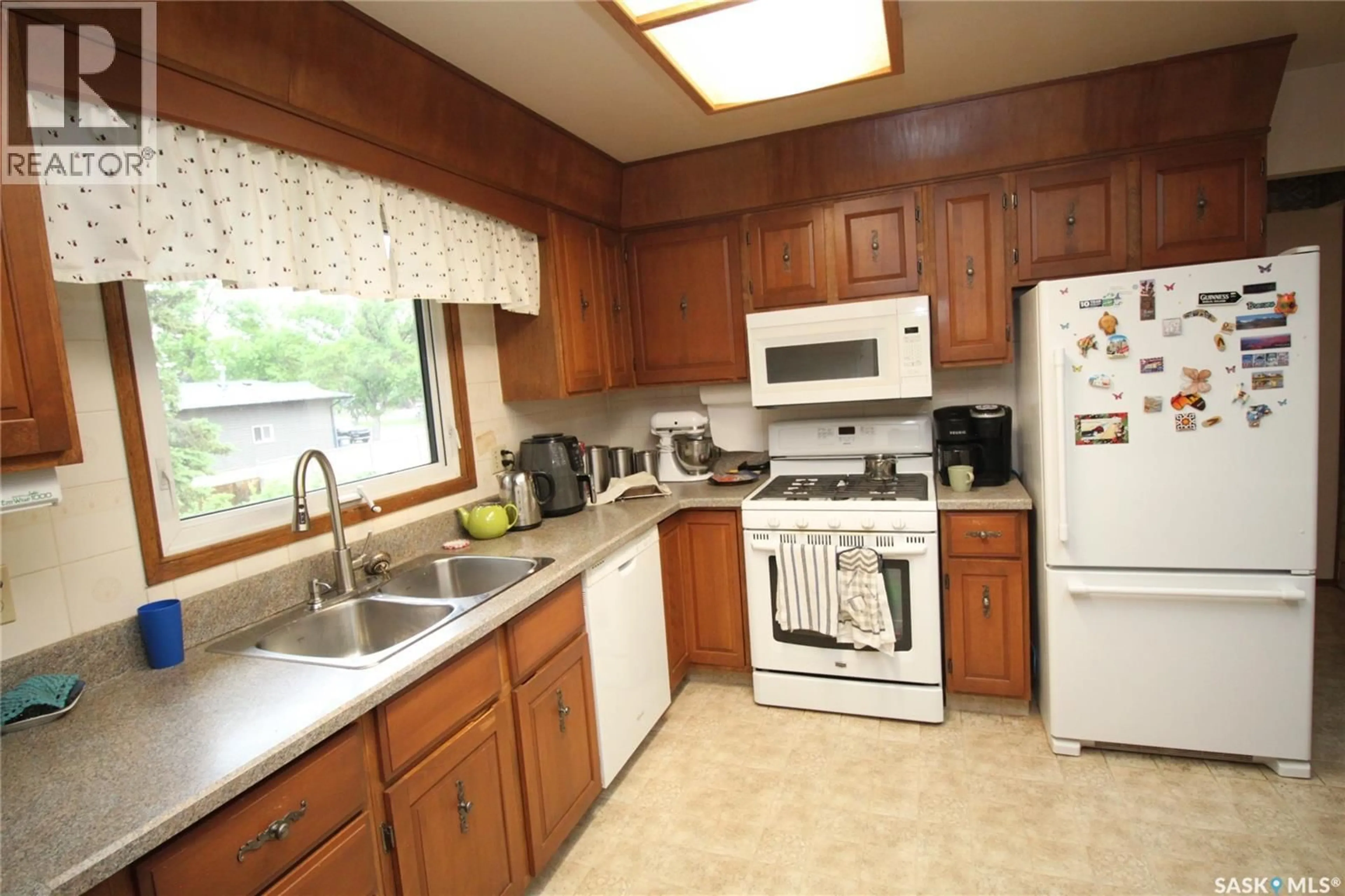 Standard kitchen, unknown for 755 TRENT CRESCENT, Saskatoon Saskatchewan S7H4V4