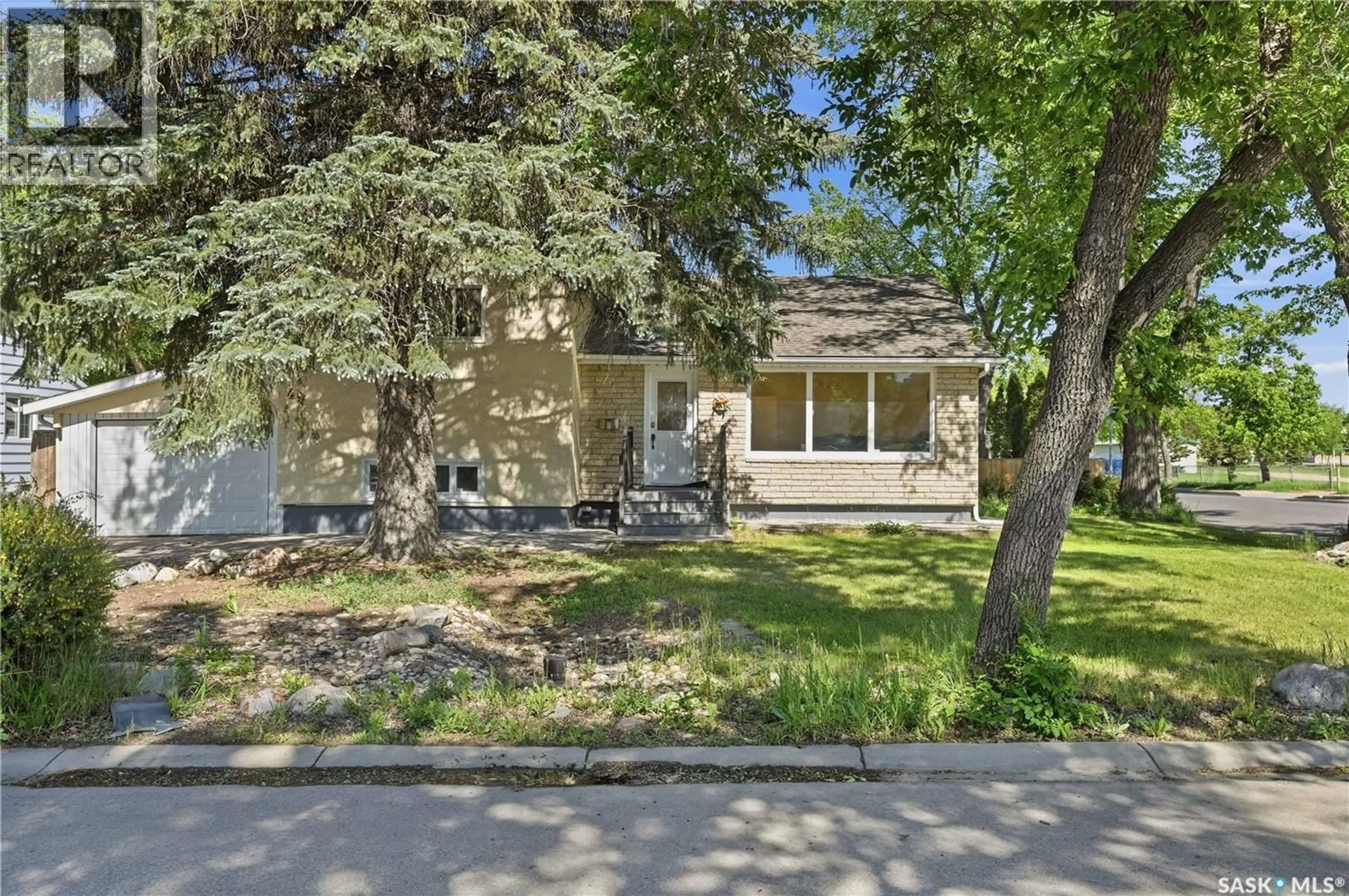 Home with vinyl exterior material, street for 49 SCOTT STREET, Regina Saskatchewan S4S4A1
