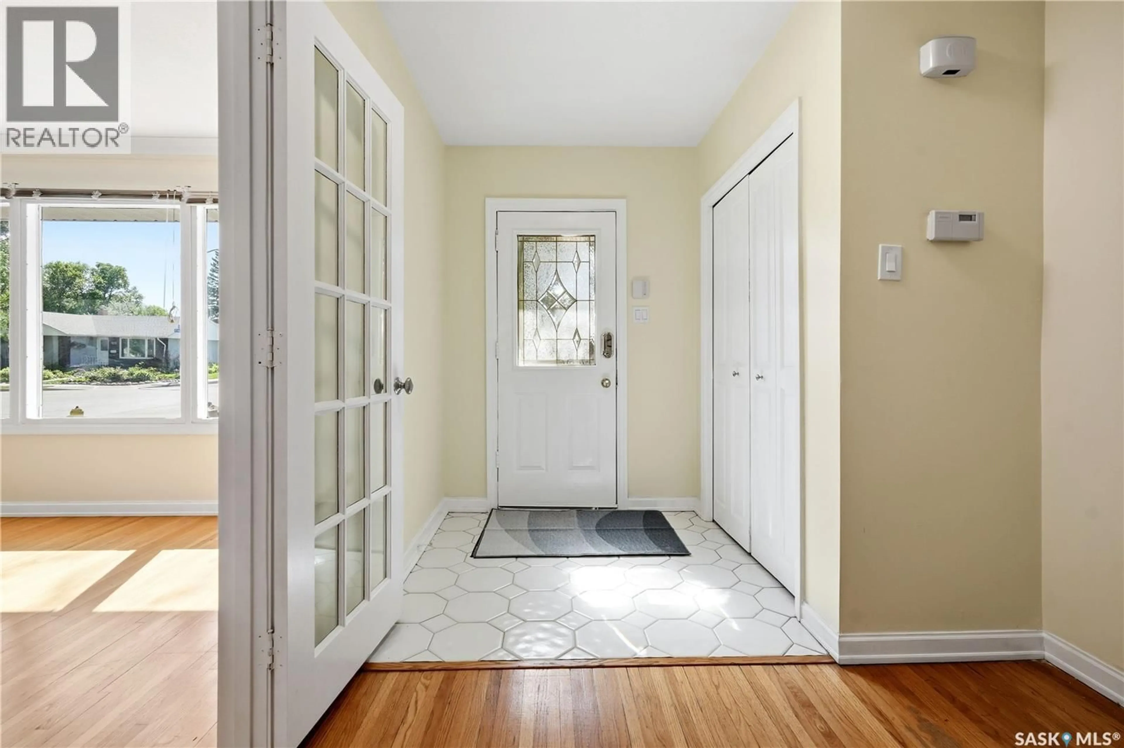 Indoor entryway for 49 SCOTT STREET, Regina Saskatchewan S4S4A1