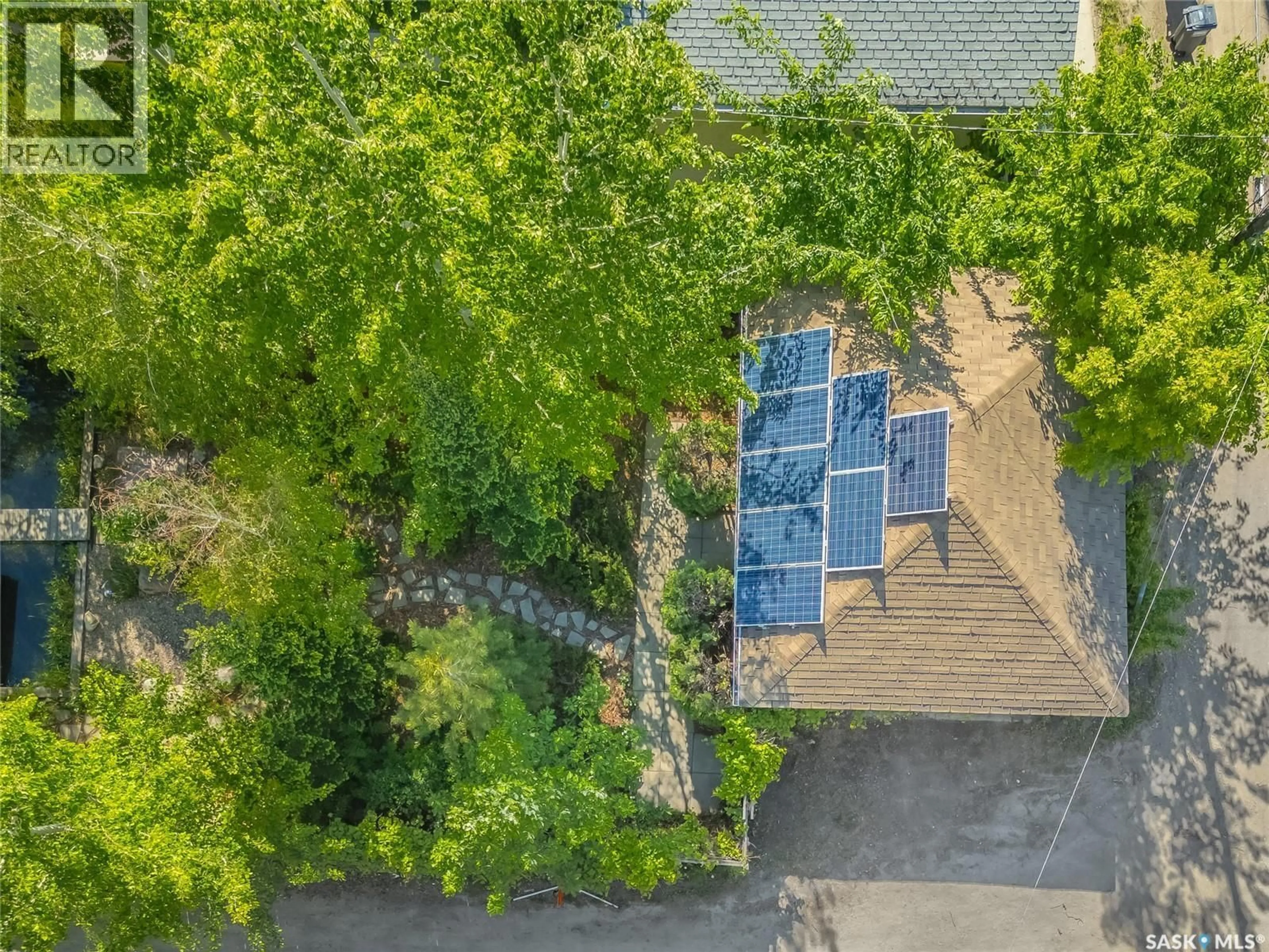 A pic from outside/outdoor area/front of a property/back of a property/a pic from drone, unknown for 725 11TH STREET, Saskatoon Saskatchewan S7N0G4