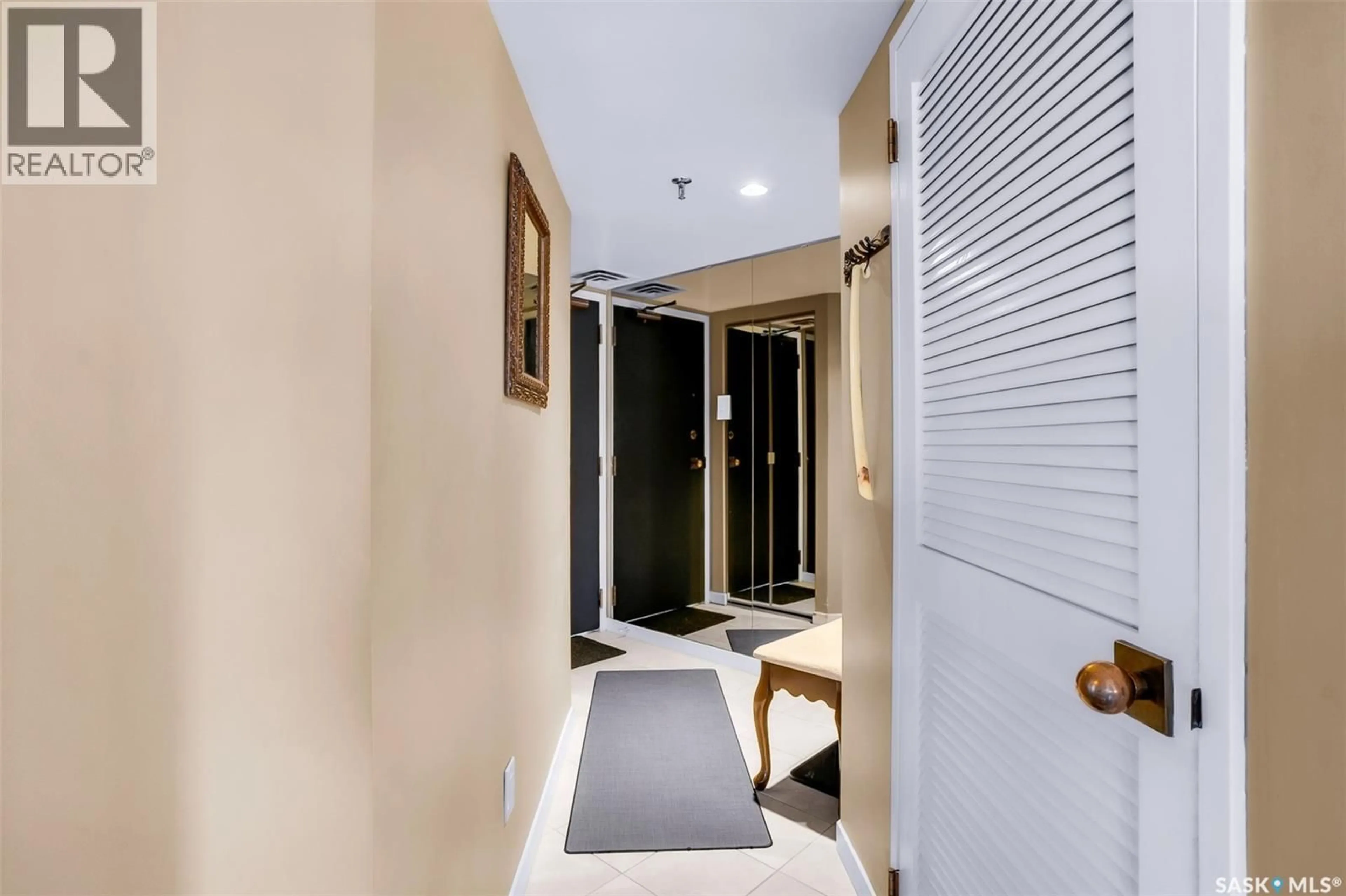 Indoor foyer for 424 - 680 SPADINA CRESCENT, Saskatoon Saskatchewan S7K6X7