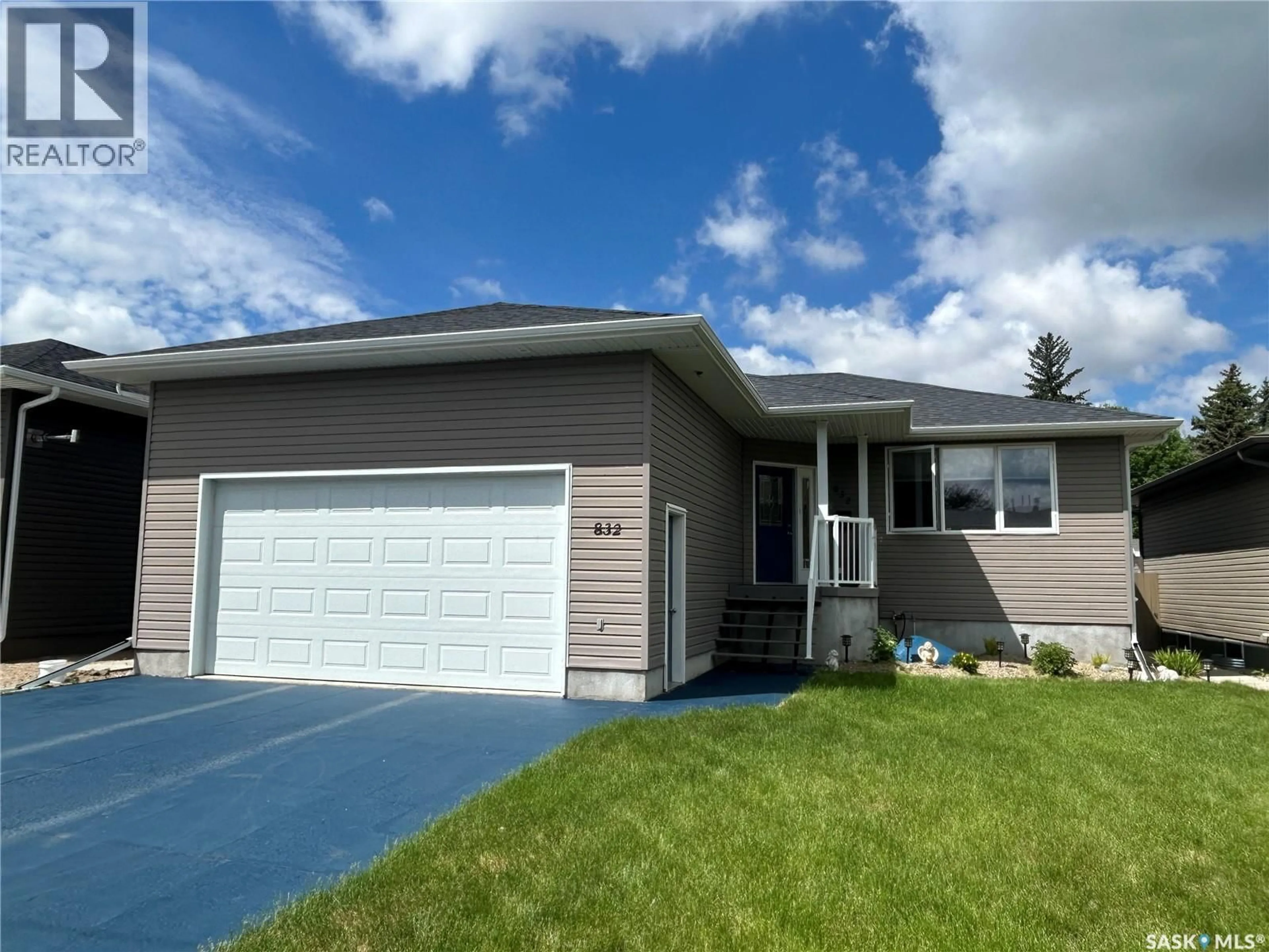 Home with vinyl exterior material, street for 832 7TH AVENUE, Moose Jaw Saskatchewan S6H1M7