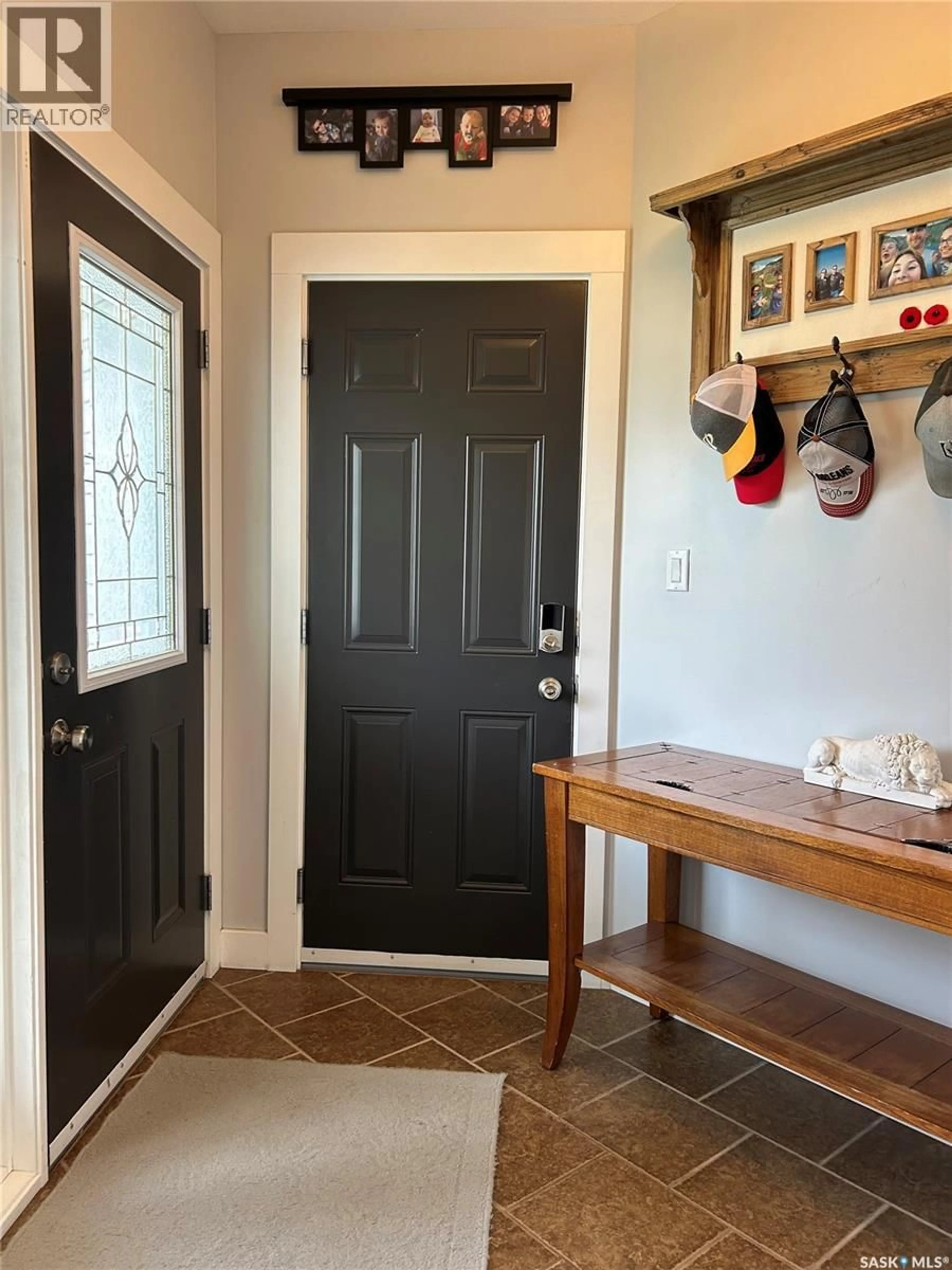 Indoor entryway for 832 7TH AVENUE, Moose Jaw Saskatchewan S6H1M7