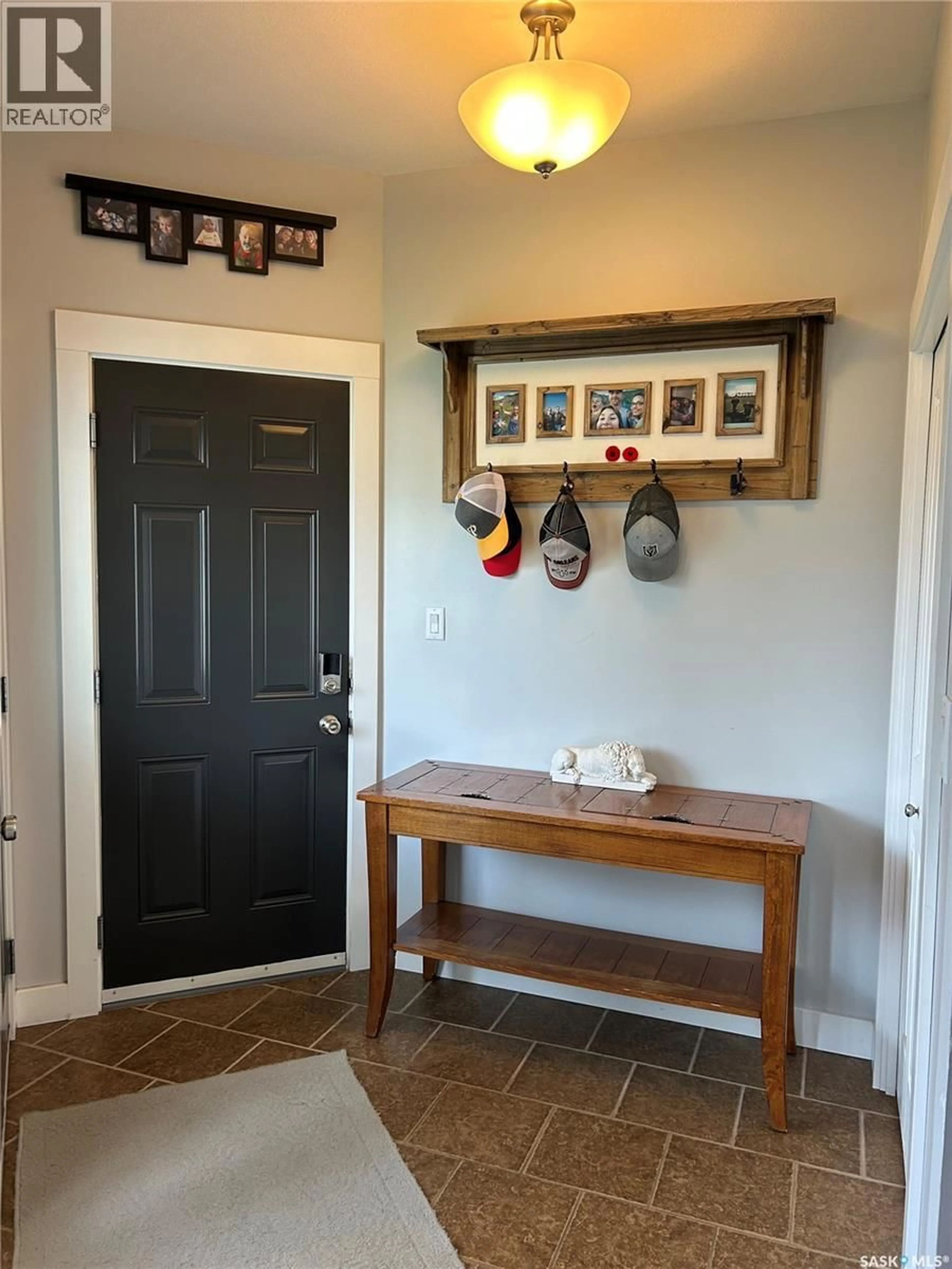 Indoor entryway for 832 7TH AVENUE, Moose Jaw Saskatchewan S6H1M7