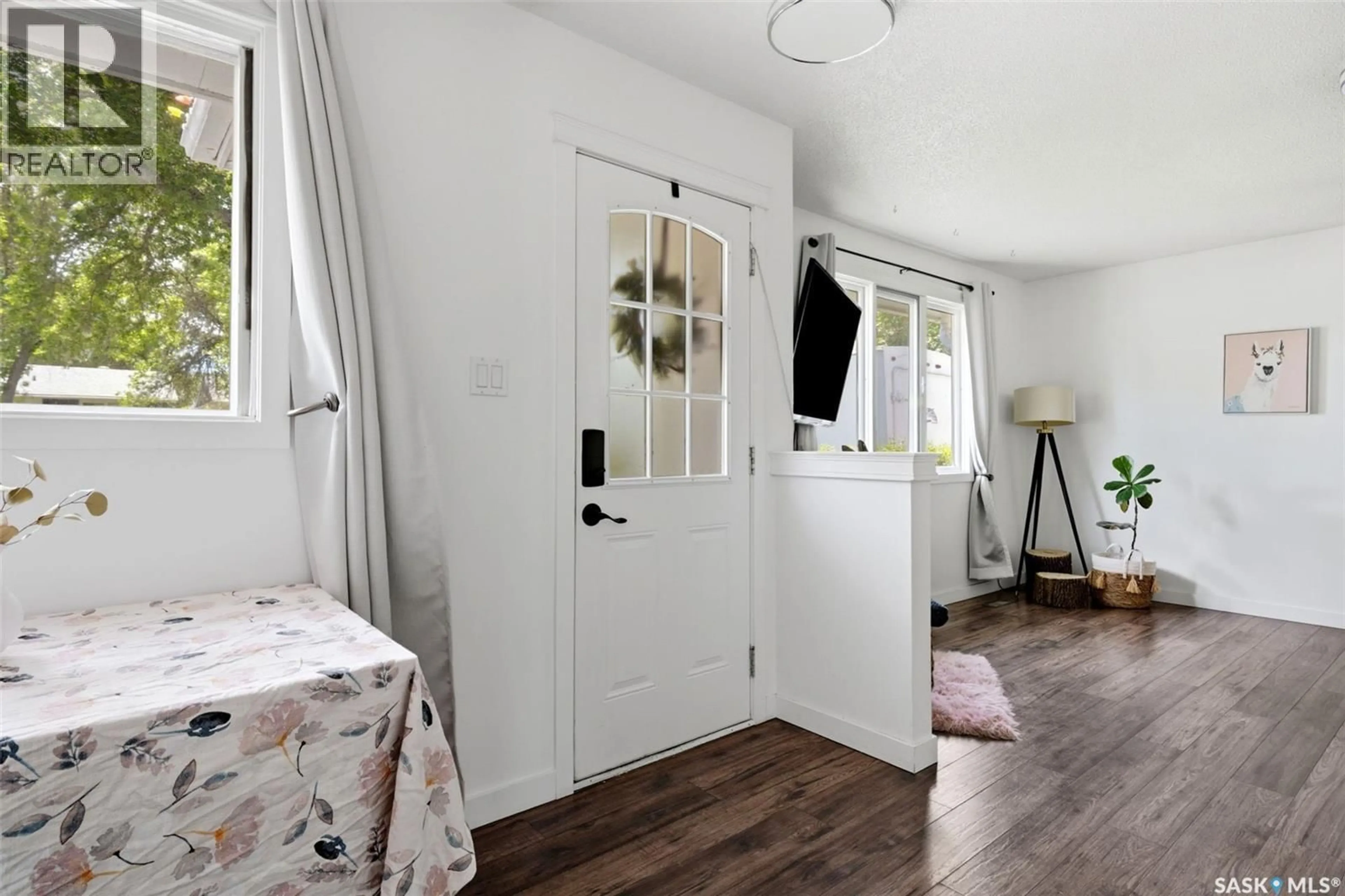 Indoor entryway for 5608 2ND AVENUE, Regina Saskatchewan S4R5M5