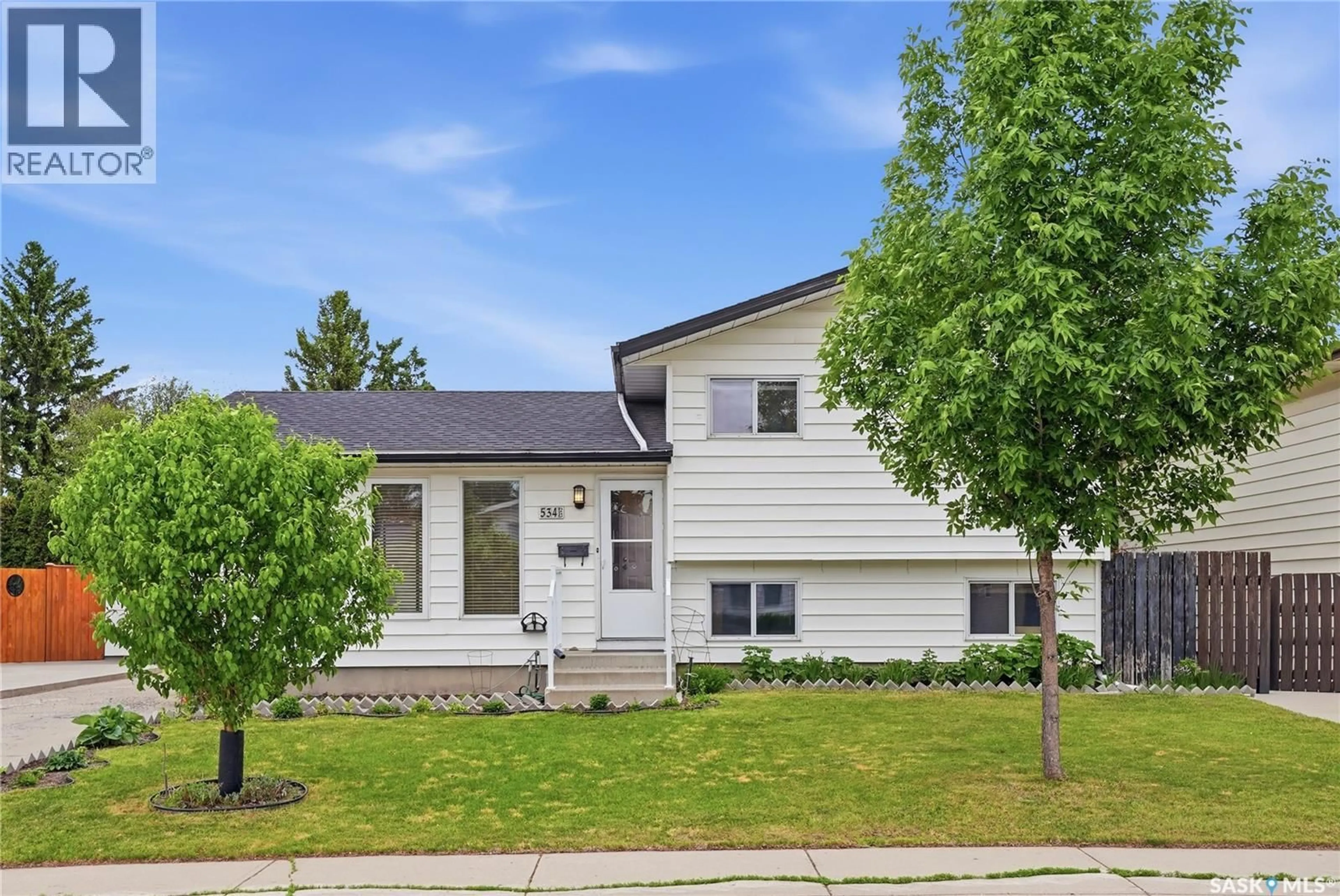 Home with vinyl exterior material, street for 534 NESBITT LANE, Saskatoon Saskatchewan S7L6K9