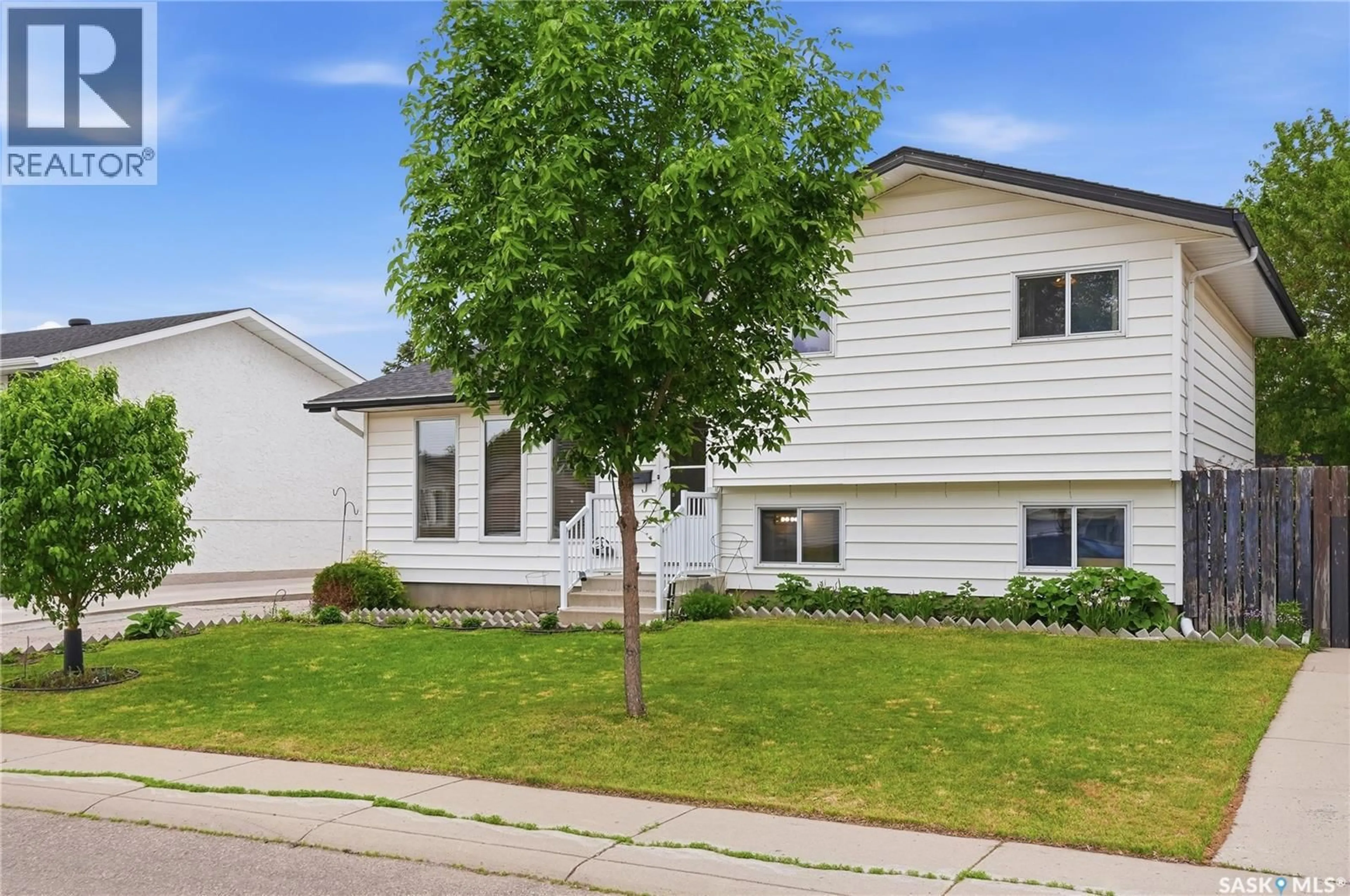 Home with vinyl exterior material, street for 534 NESBITT LANE, Saskatoon Saskatchewan S7L6K9