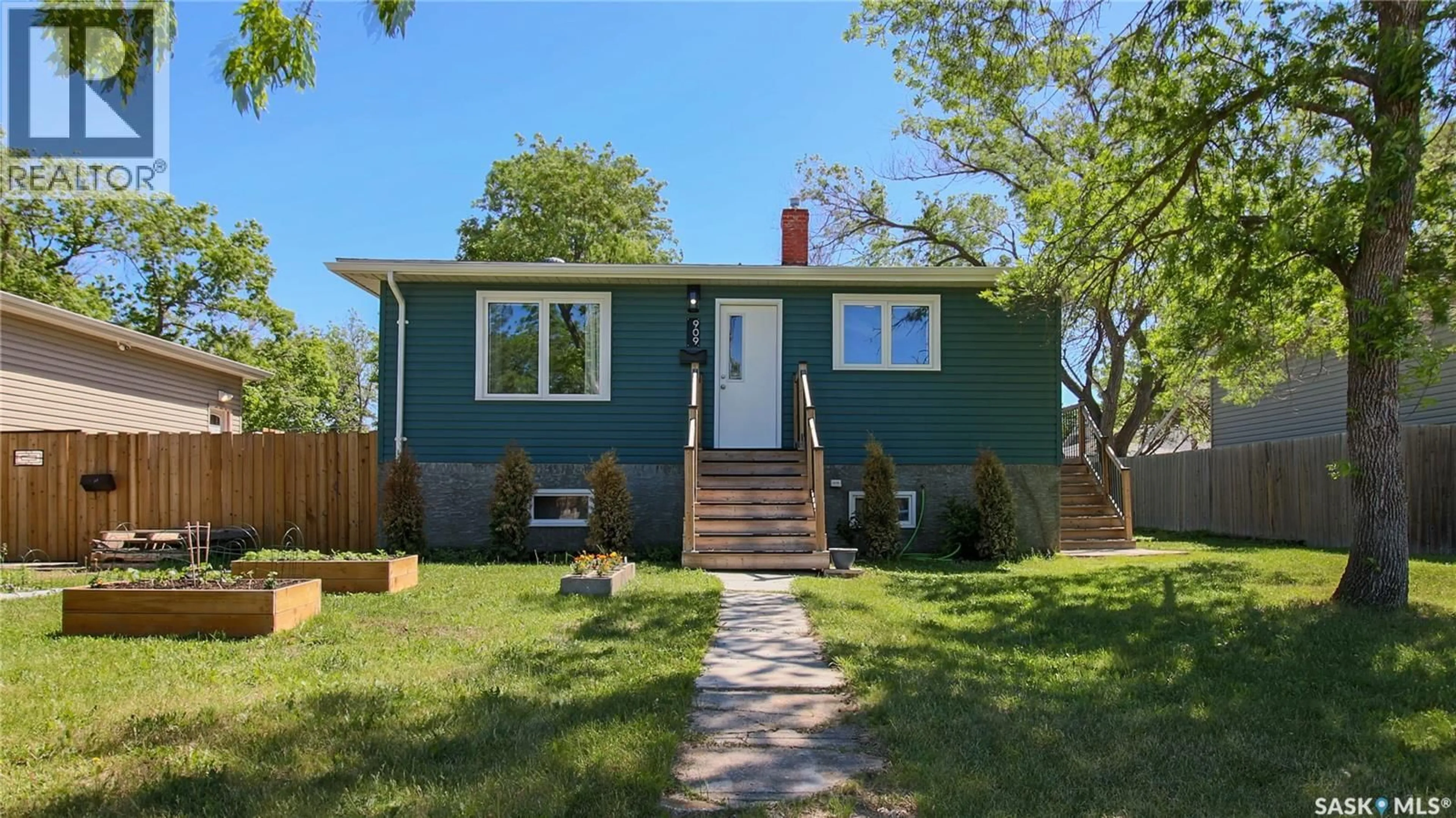 Home with vinyl exterior material, street for 909 ARTHUR STREET, Regina Saskatchewan S4T4V6