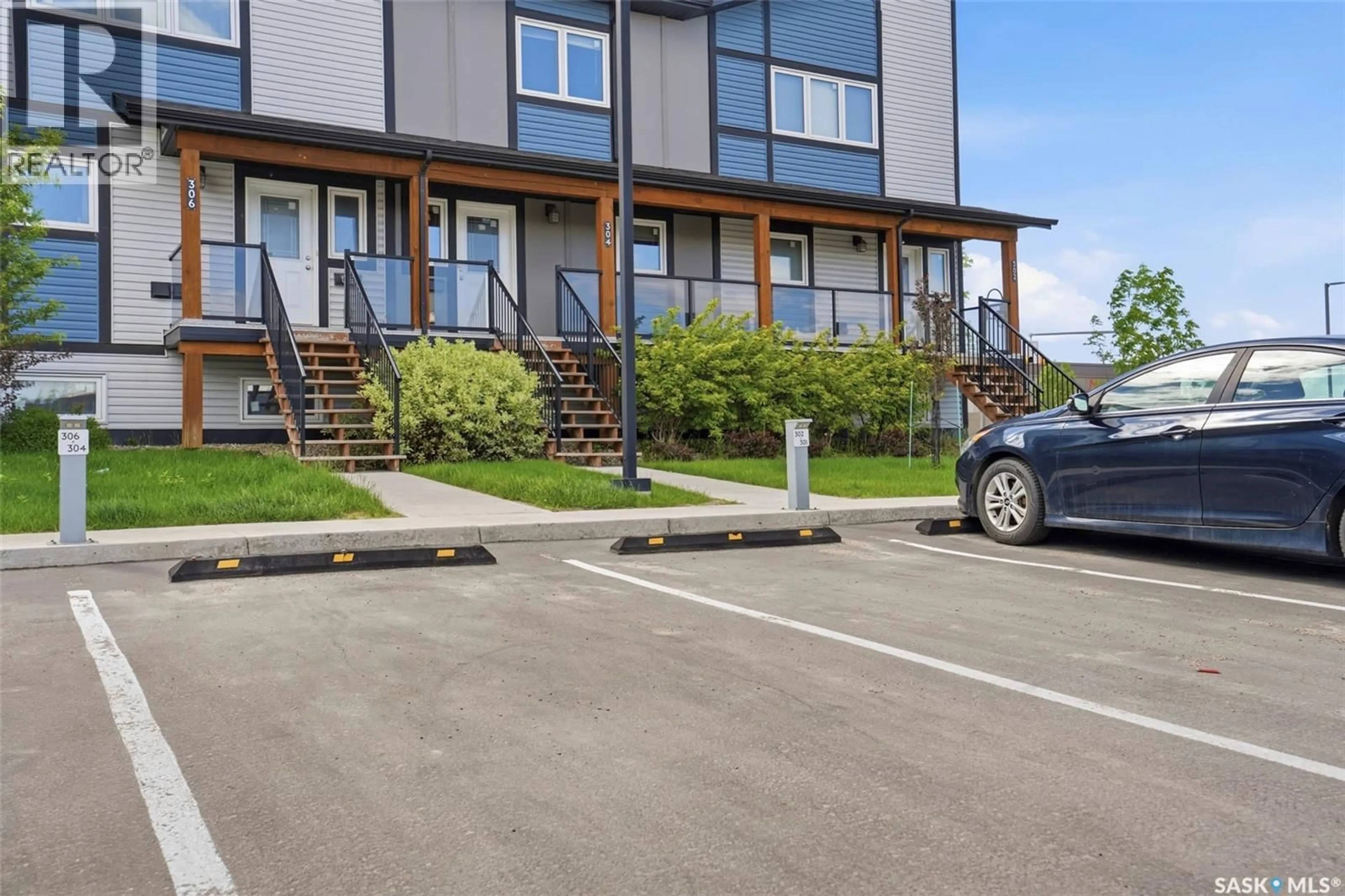 A pic from outside/outdoor area/front of a property/back of a property/a pic from drone, street for 304 620 CORNISH ROAD, Saskatoon Saskatchewan S7T0Y3
