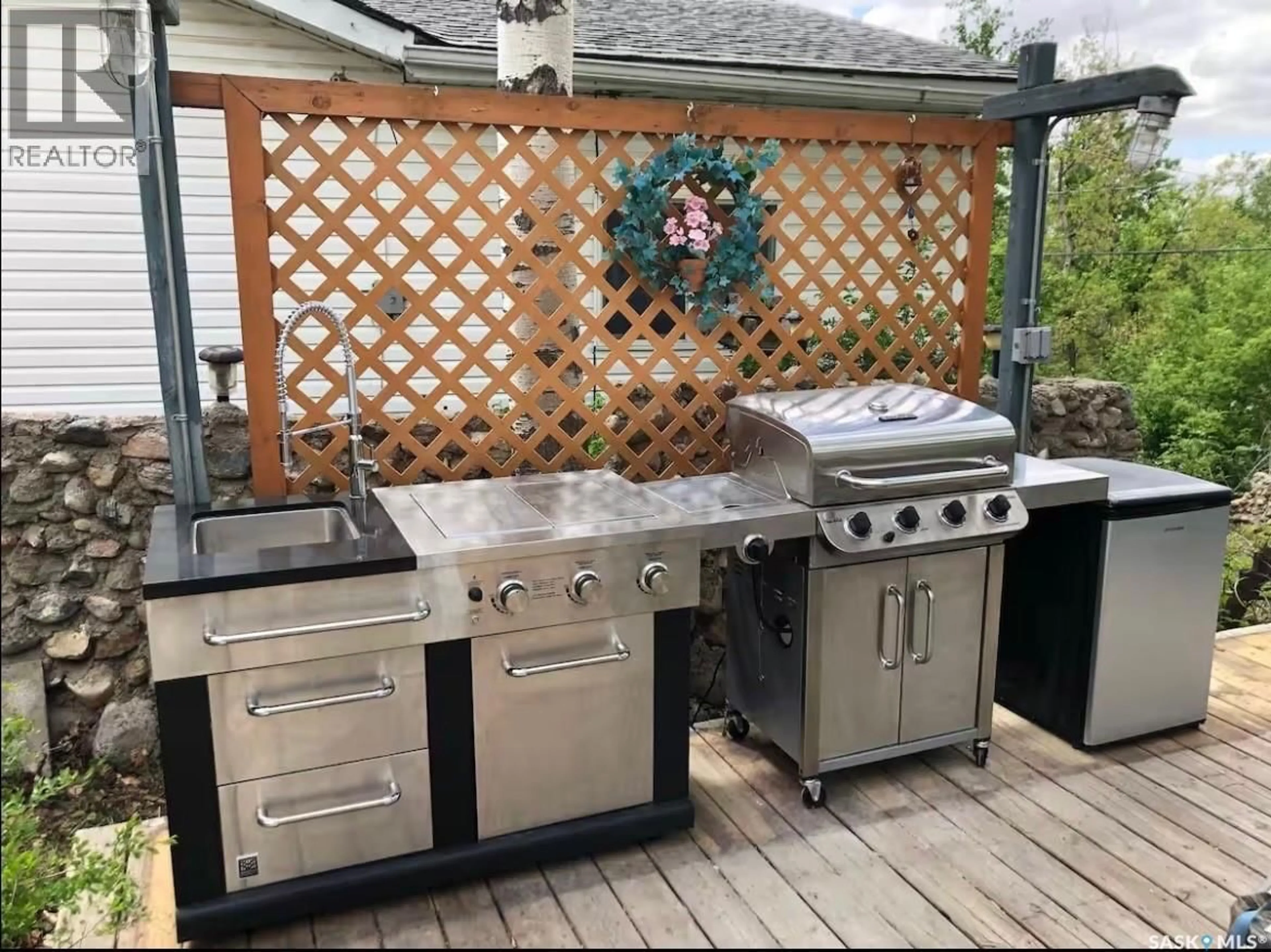 Patio, street for 105 BRIERE DRIVE, Regina Beach Saskatchewan S0G4C0