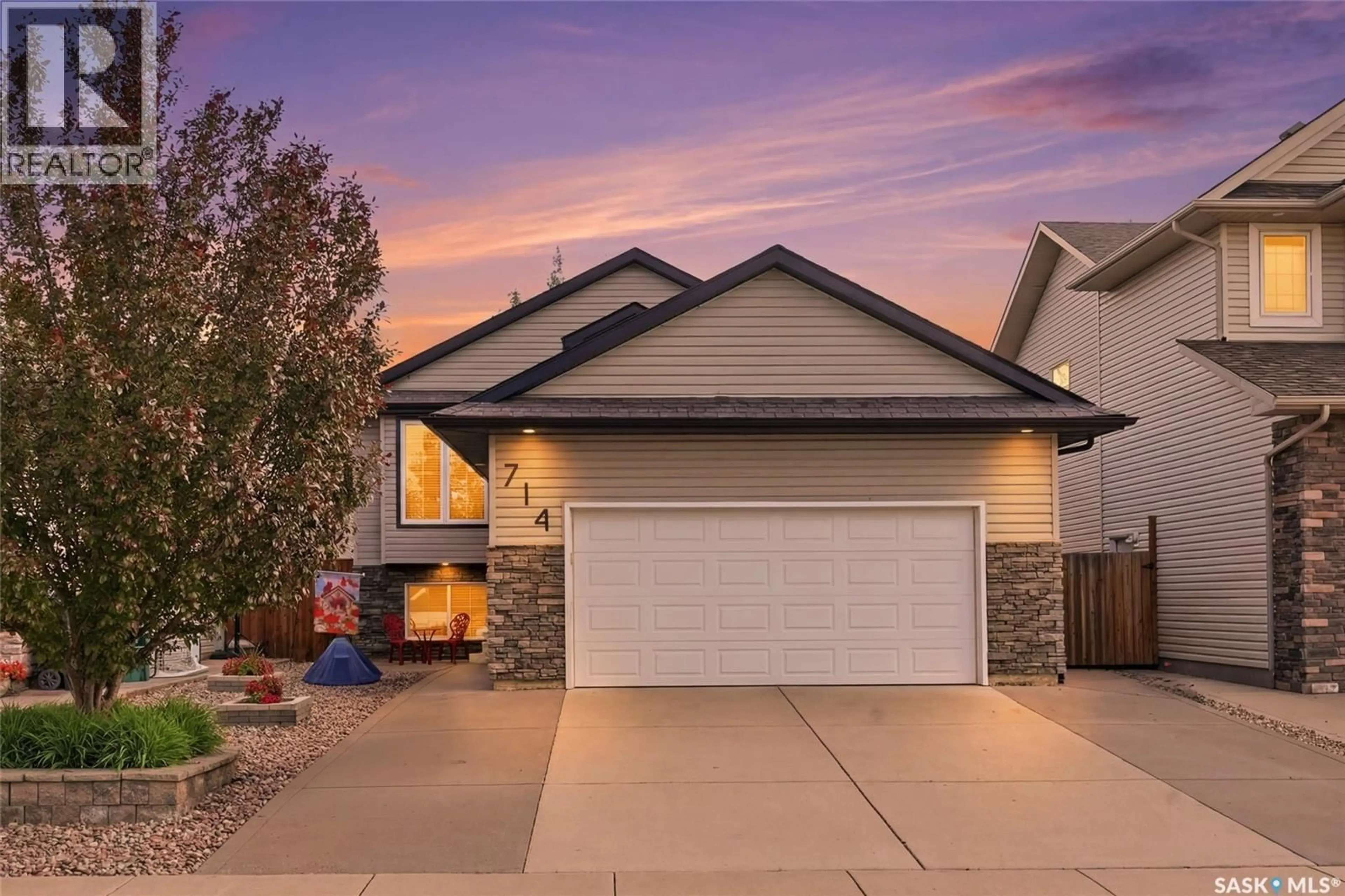 Home with vinyl exterior material, street for 714 LYND CRESCENT, Saskatoon Saskatchewan S7T0C6