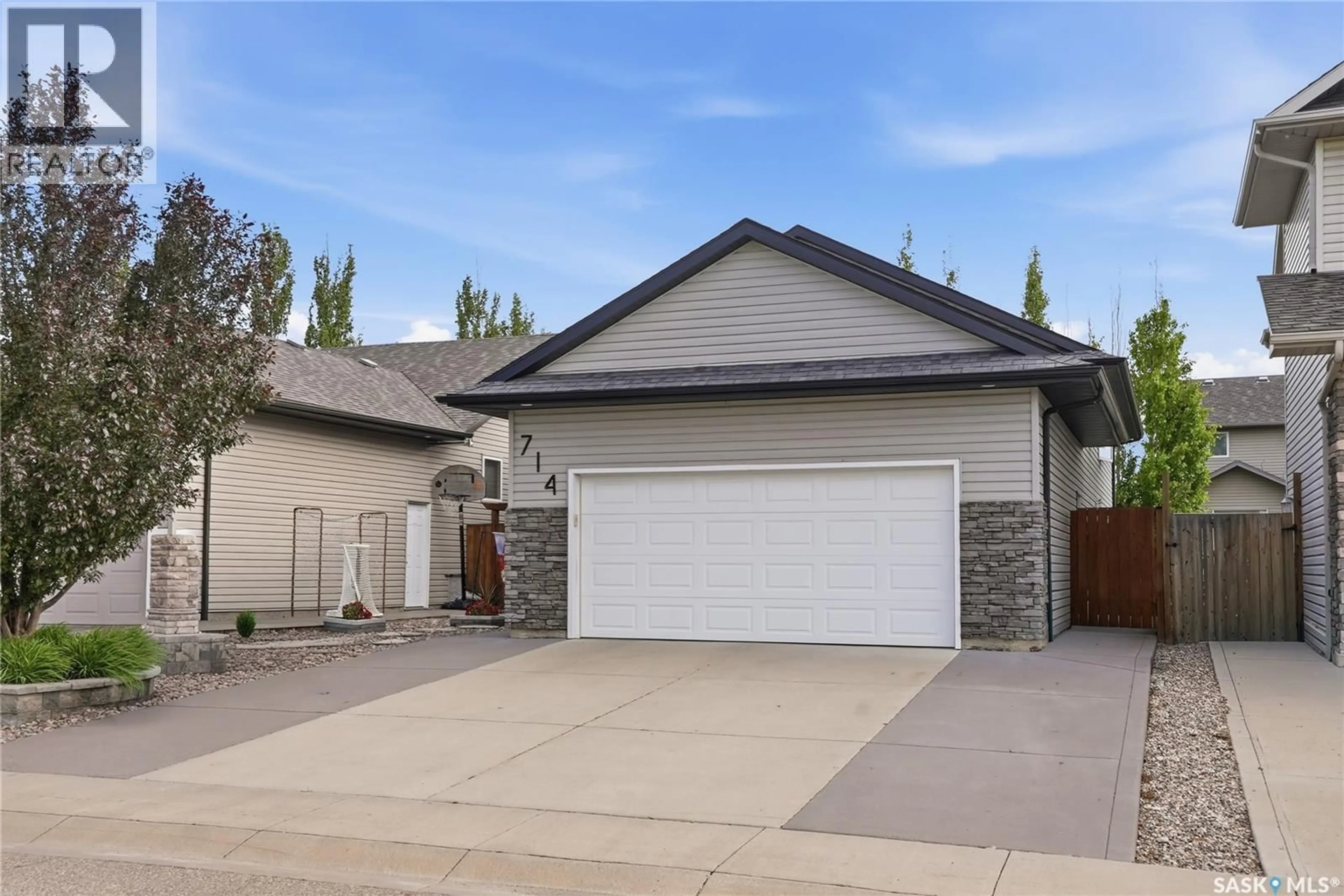 Home with vinyl exterior material, street for 714 LYND CRESCENT, Saskatoon Saskatchewan S7T0C6